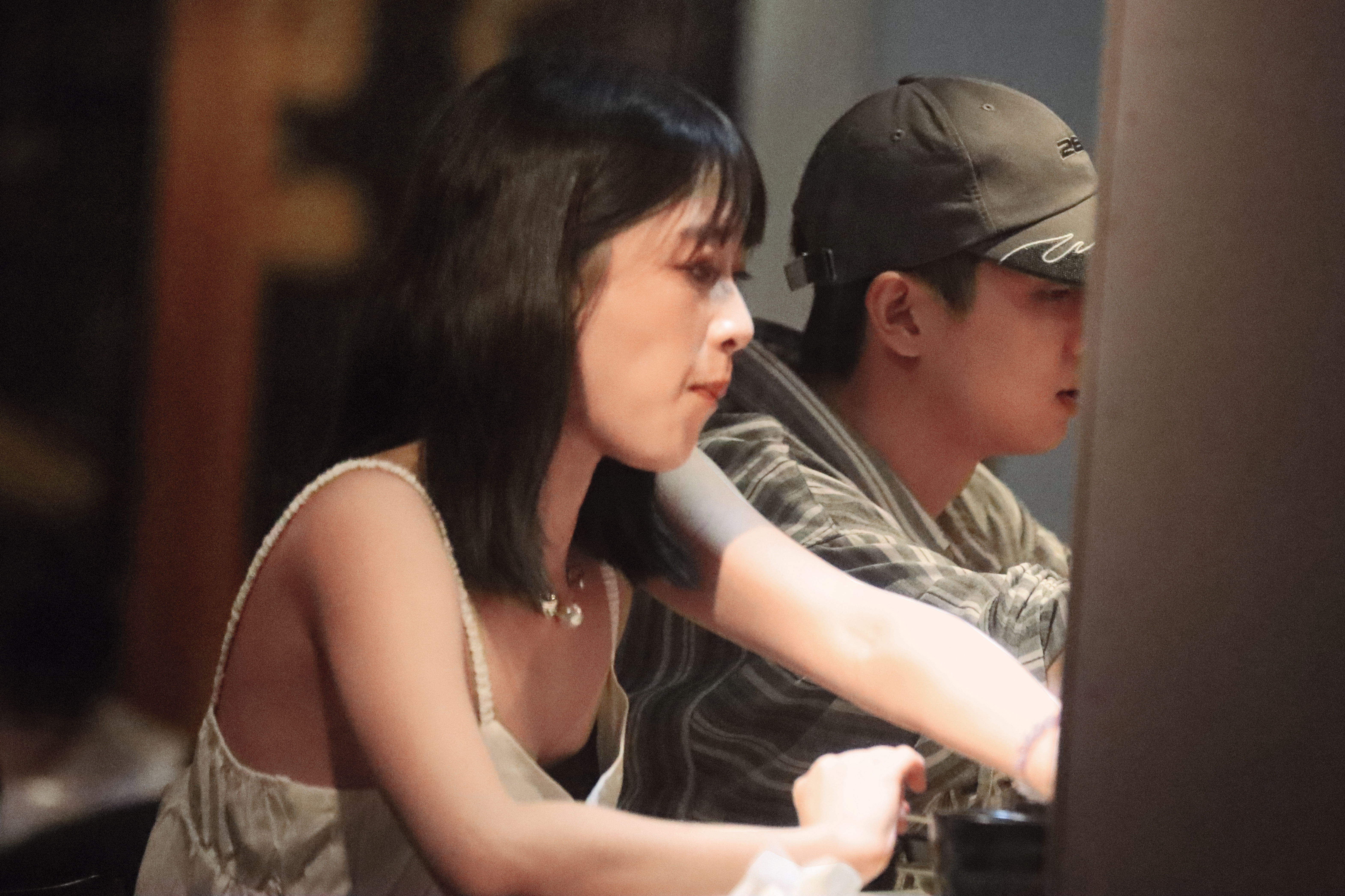 4月17日23：51，午夜時分，雨婷（左）和林亭翰（右）兩人單獨現身吃火鍋。