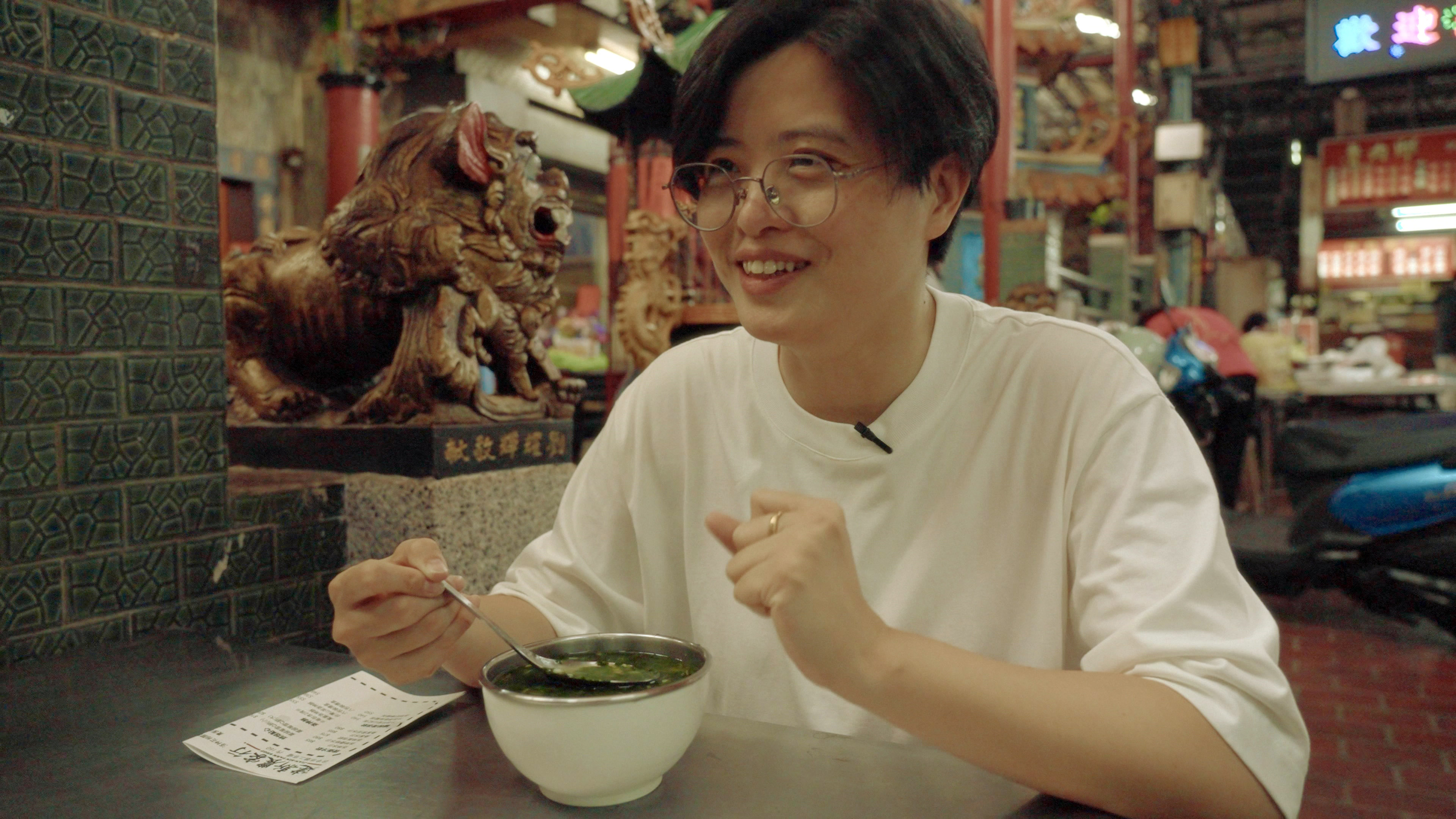 楊双子透過書寫《開動了！老台中》，以飲食切重新理解臺中文化。（公視提供）