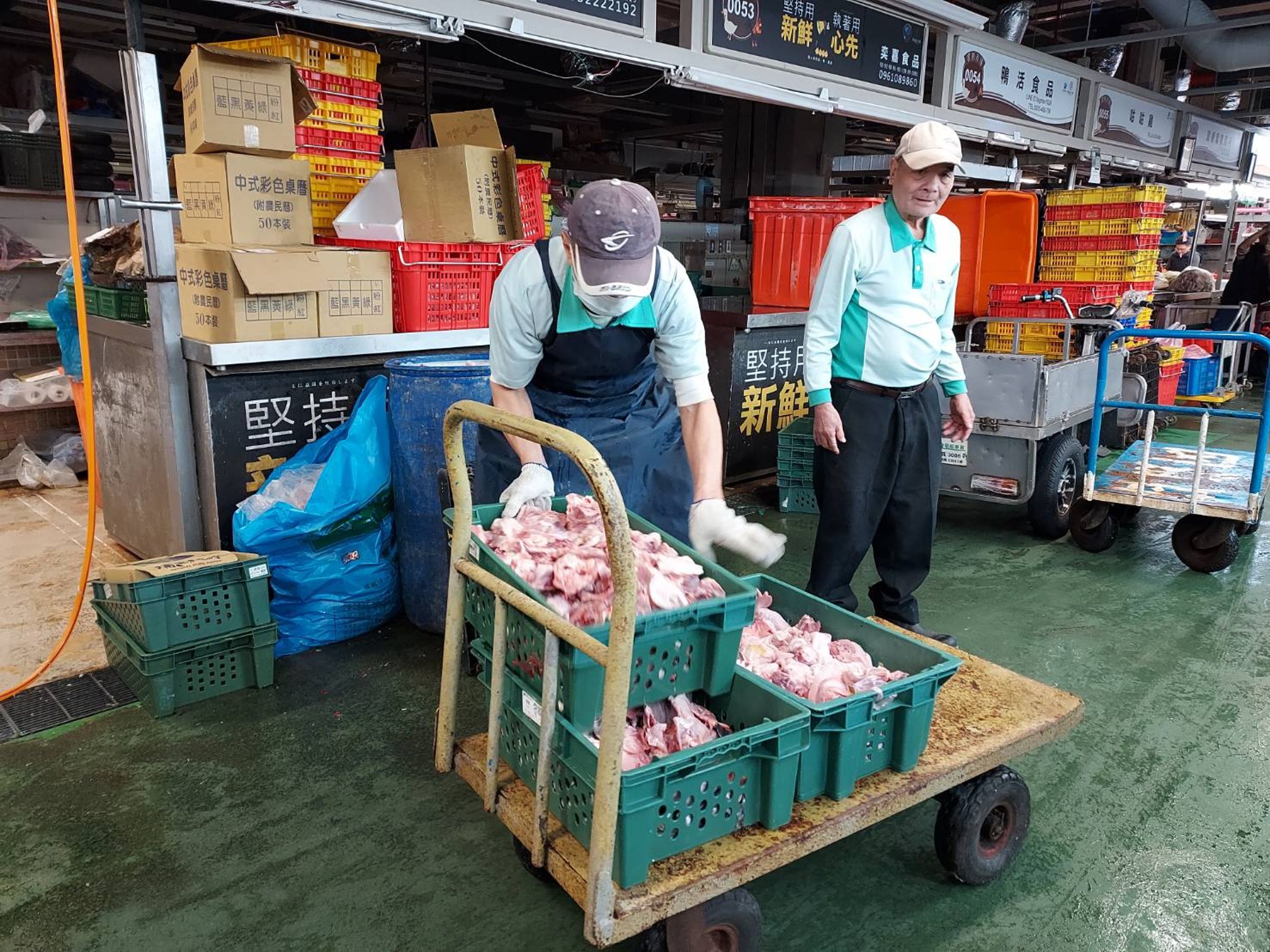 攤台上受汙染的食材，第一時間均已收回集中。（台北市市場處提供）