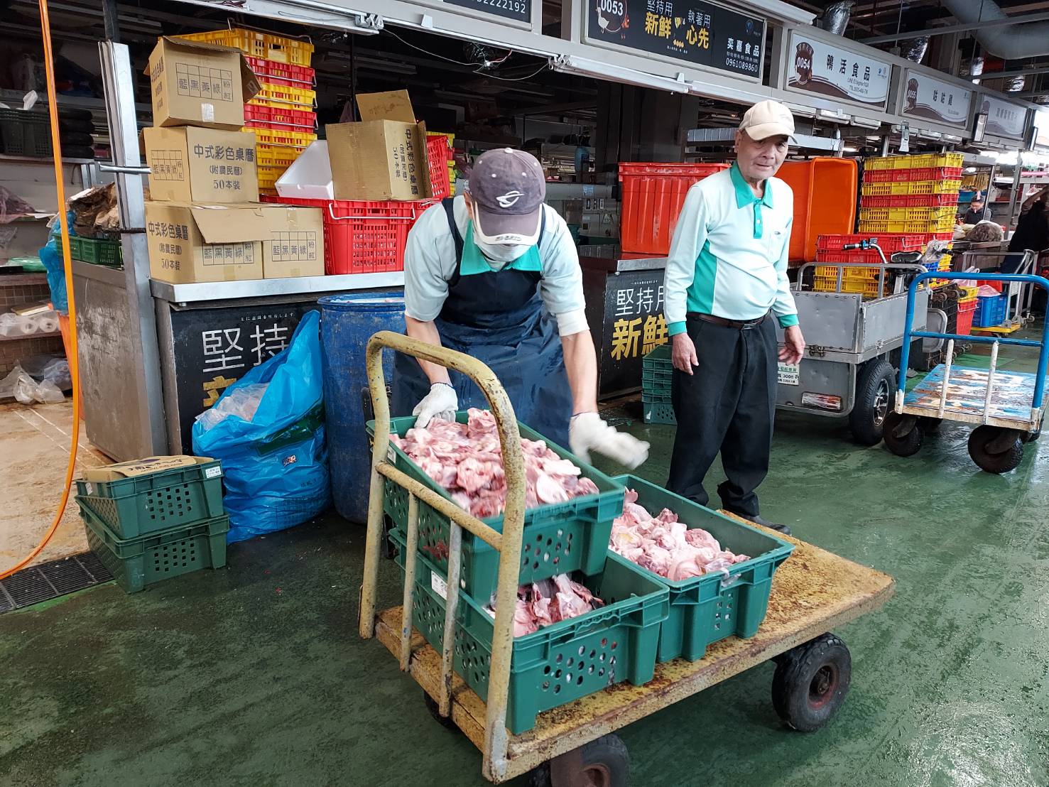 攤台上受汙染的食材，第一時間均已收回集中。（台北市市場處提供）