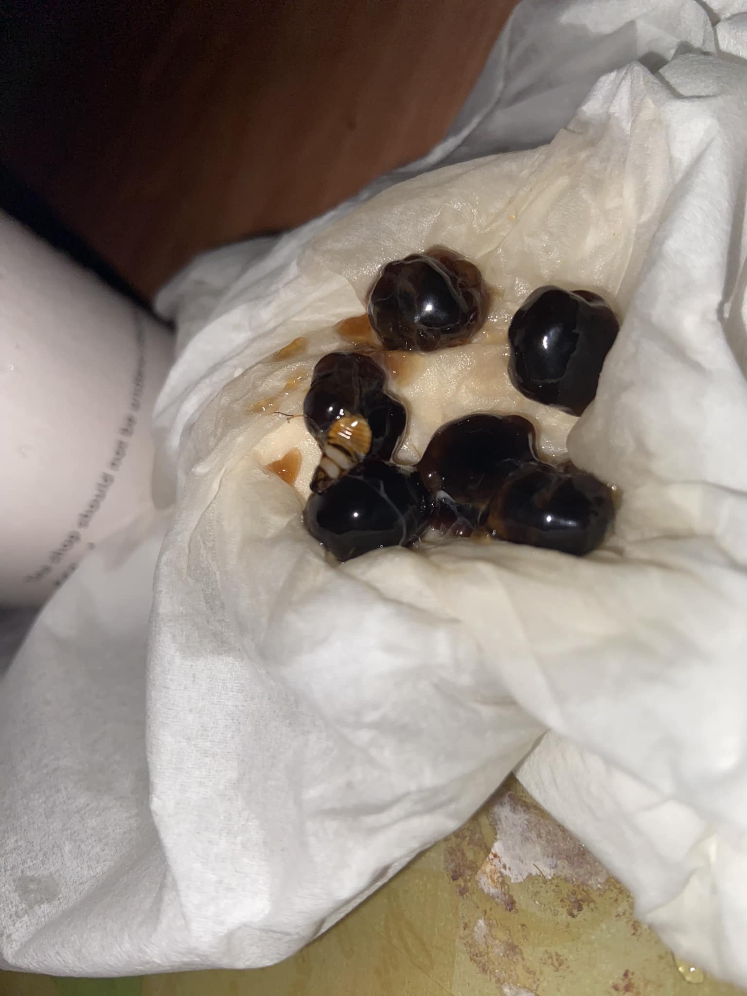 有網友喝珍奶時,竟意外喝到蟑螂,畫面曝光引起網路熱議。(翻攝自爆料公社二社)
