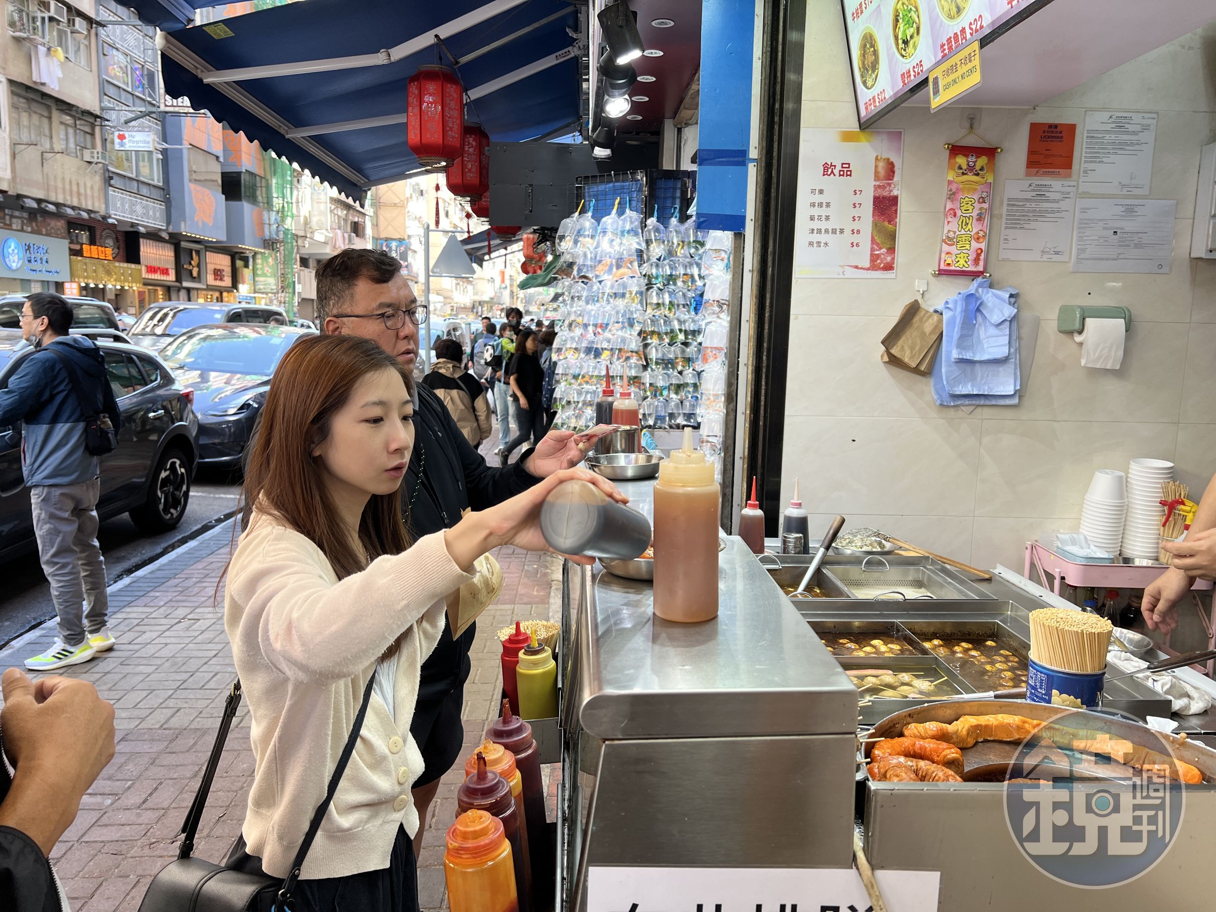 拿到炸好的大腸後,放在醬料盒上淋上喜歡的醬汁。