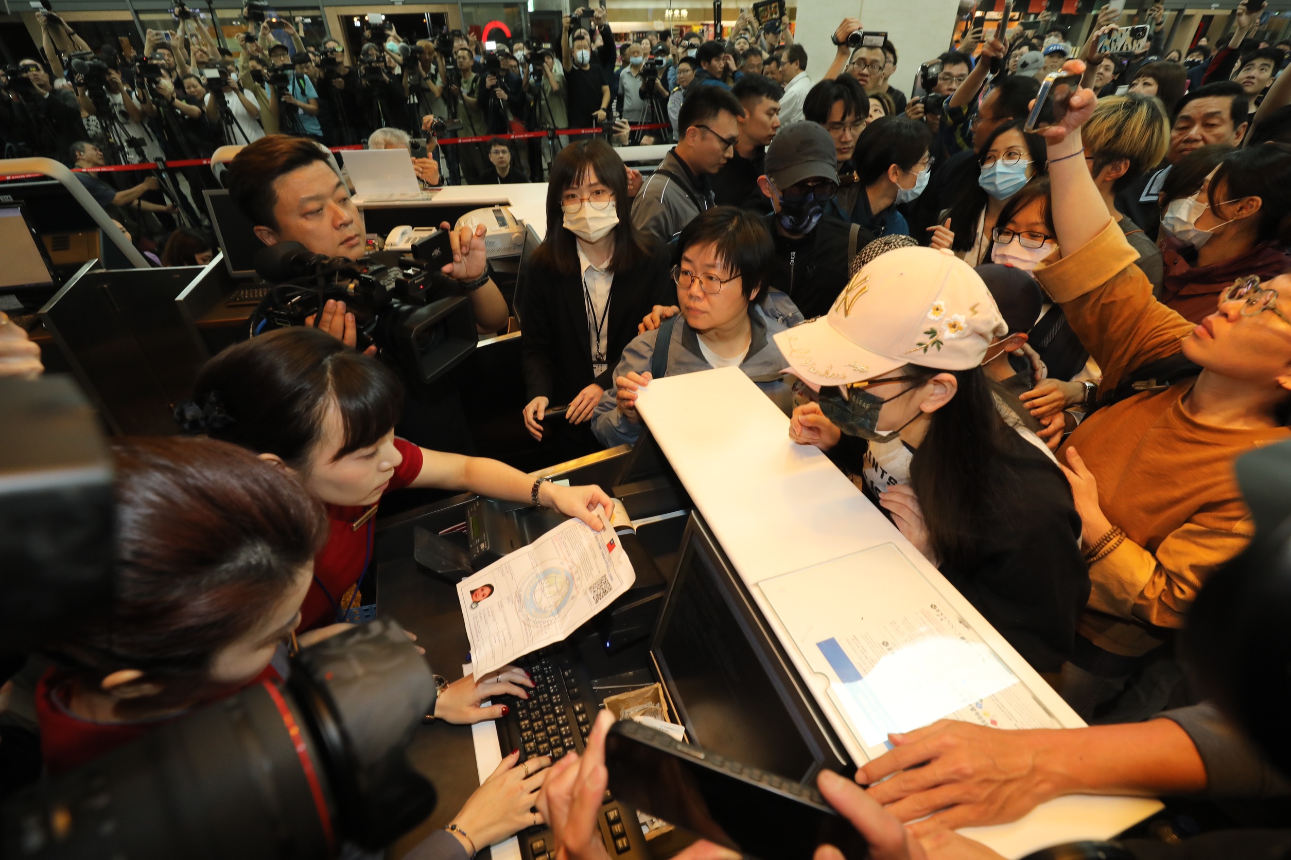 「亞亞」劉振亞與家人昨晚現身機場，她「主動」搭機回中國福州。