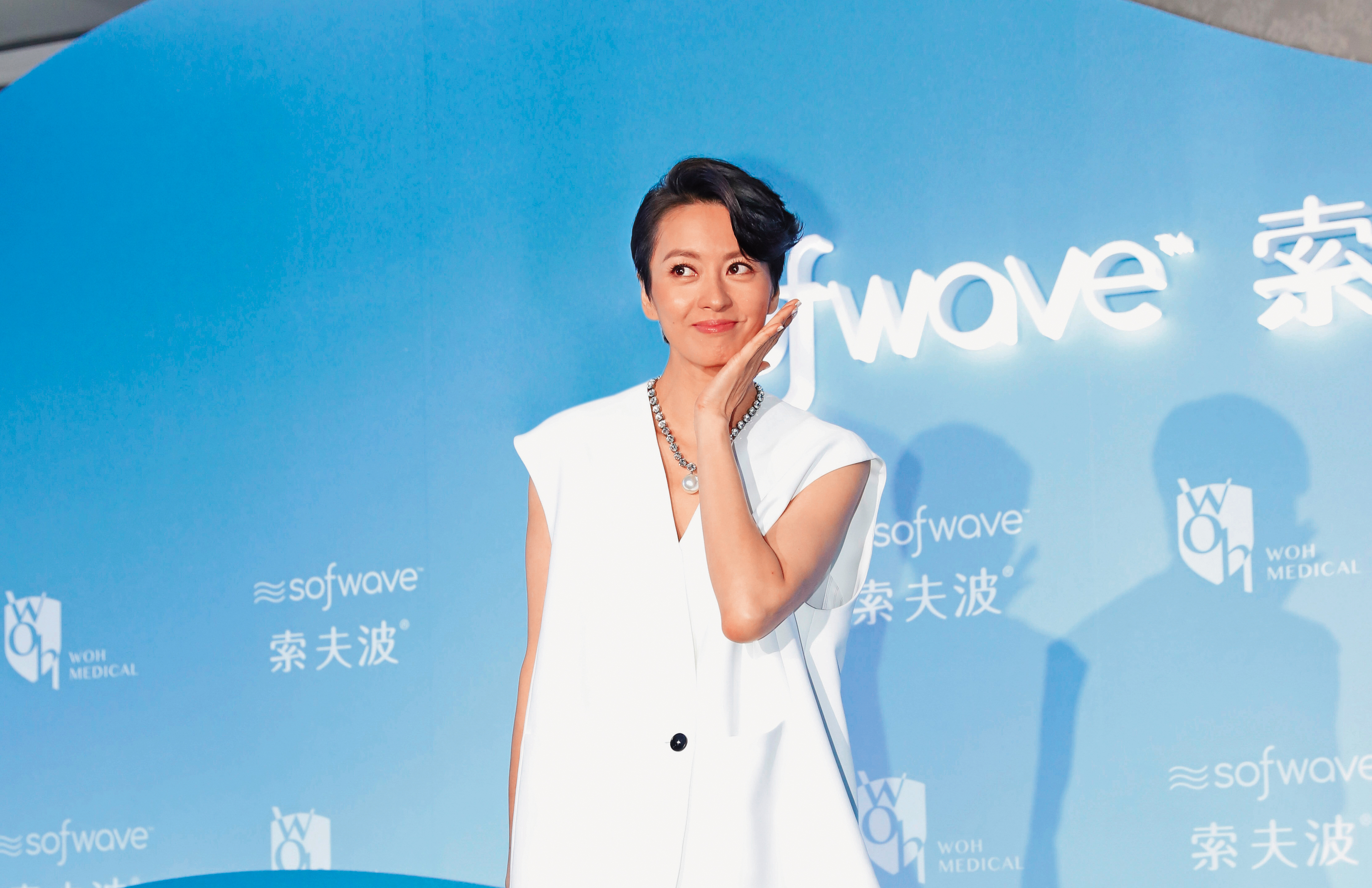 2023年的梁詠琪跟1997年的梁詠琪一個樣，這47歲的外表合理嗎？（手背拍手心）