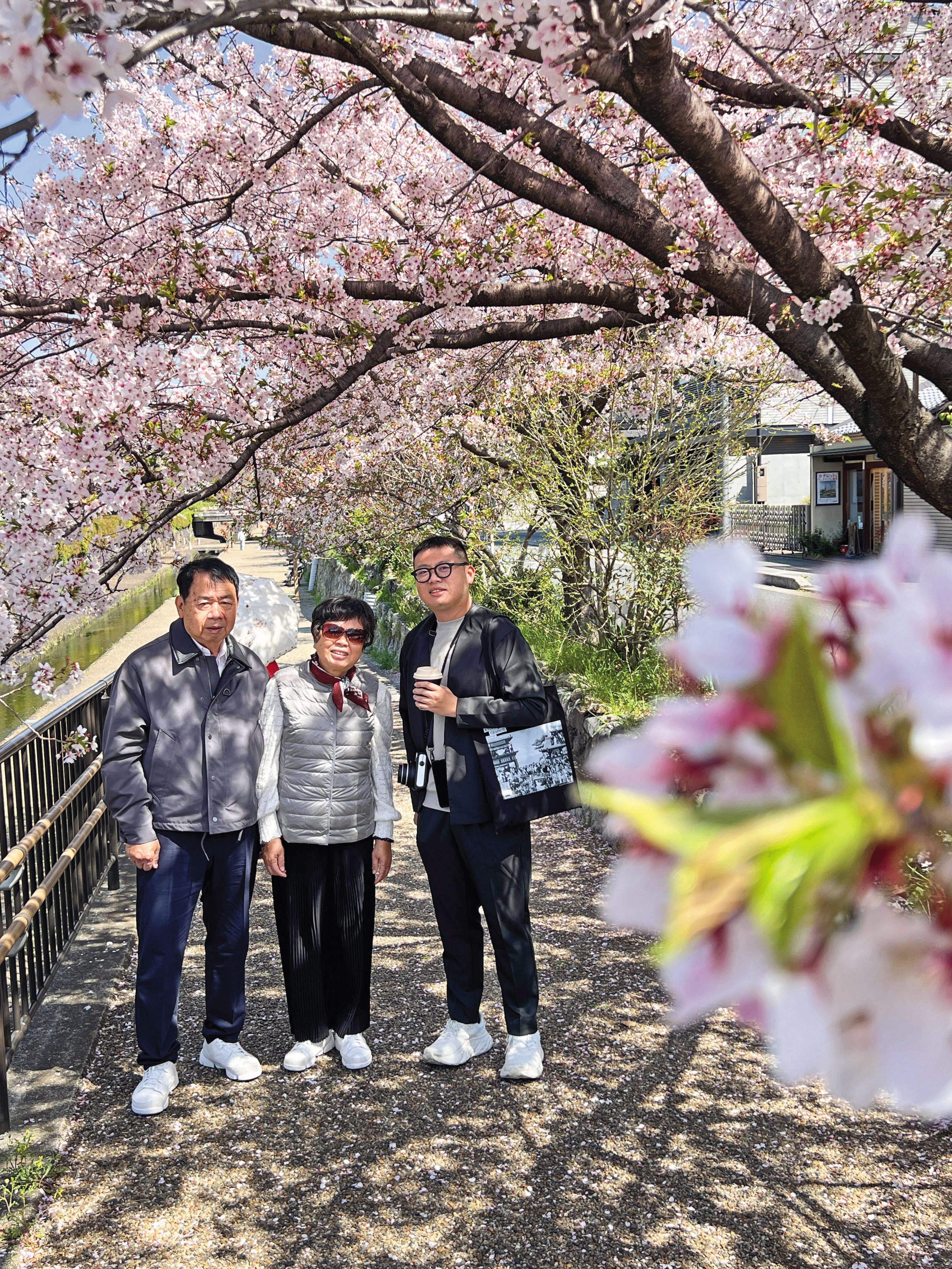 賞櫻時,劉星佑難得沒站在攝影機後面,可以與父母合照。(劉星佑提供)