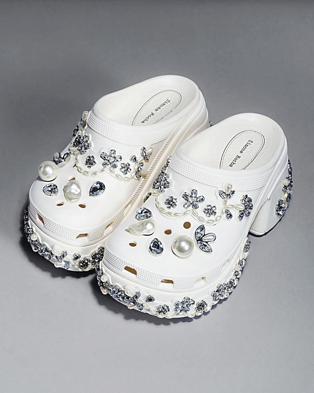 粉絲敲碗敲到快破了的Simone Rocha X Crocs聯名鞋,終於在4月10日上架。(翻攝自Simone Rocha IG)