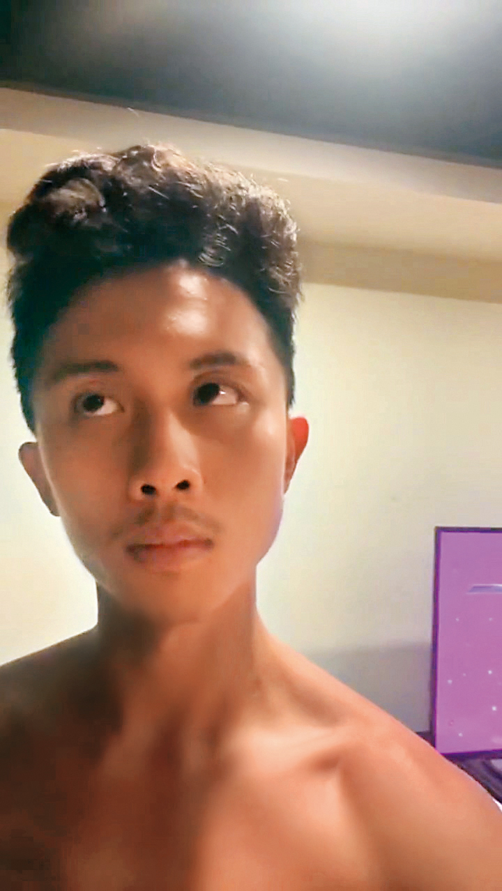 孫安佐在深夜裸身直播，除此之外網友對他是否在裝瘋賣傻有了一番激烈討論。(翻攝自孫安佐IG)