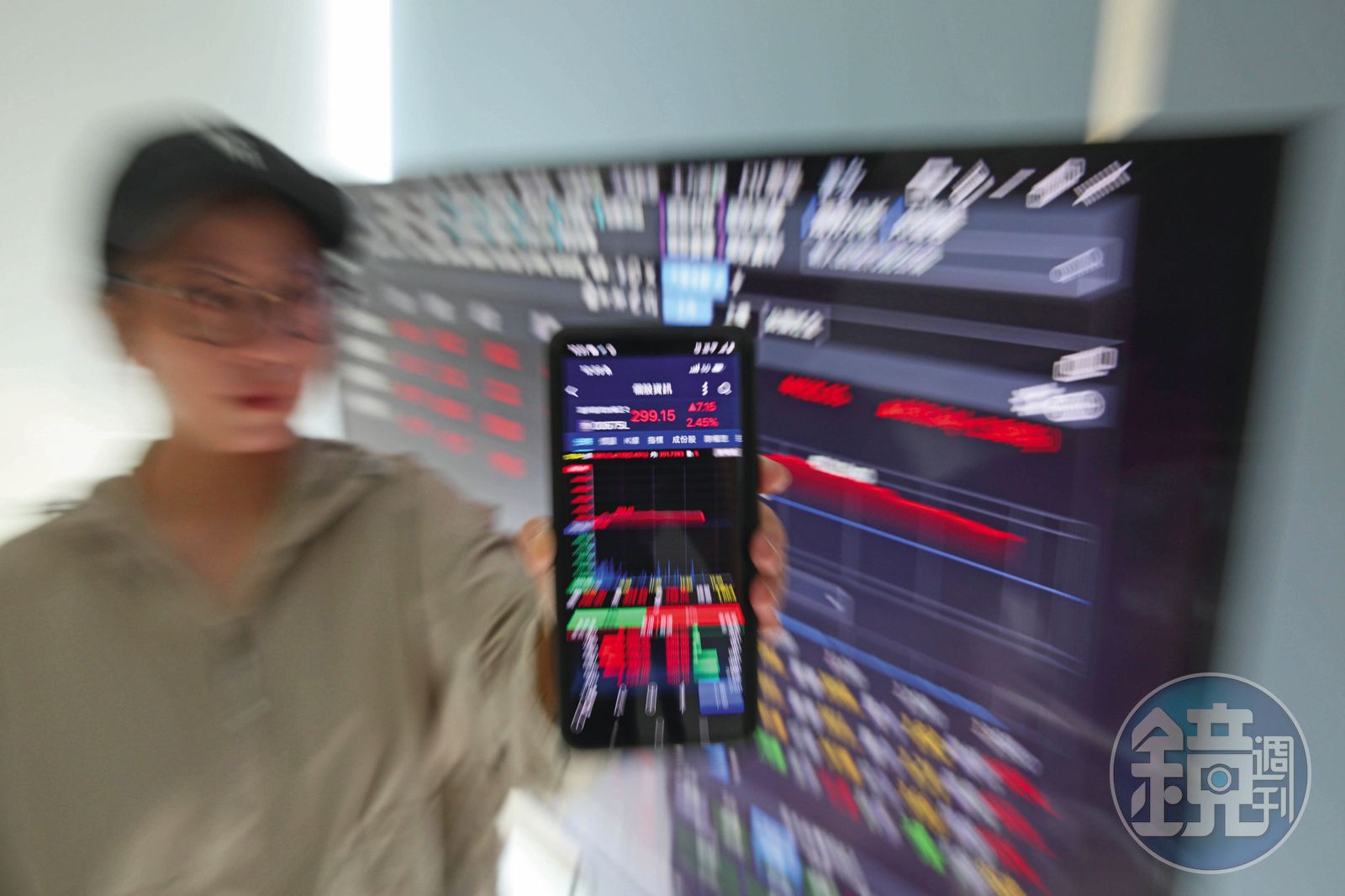 只要股市出現回檔，正2的成交量便放大，顯示散戶鍾愛槓桿型商品