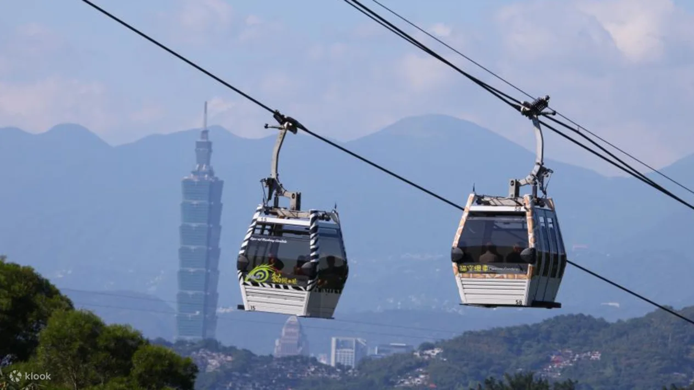 打卡完《模仿犯》的拍攝場景老泉街隧道後,可順道前往附近搭乘貓空纜車一覽台北市美景。(Klook提供)