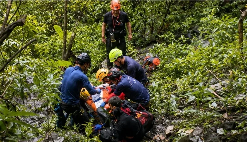 蝴蝶谷瀑布步道爆發嚴重落石意外，導致登山團遭受重擊釀成4死1傷悲劇。台中市消防局第二大隊大隊長余易祐親自擔任指揮官，率領大批搜救人員冒雨挺進險境，驚險救援過程與搜救人員的辛酸血淚引發社會關注。（翻攝畫面）