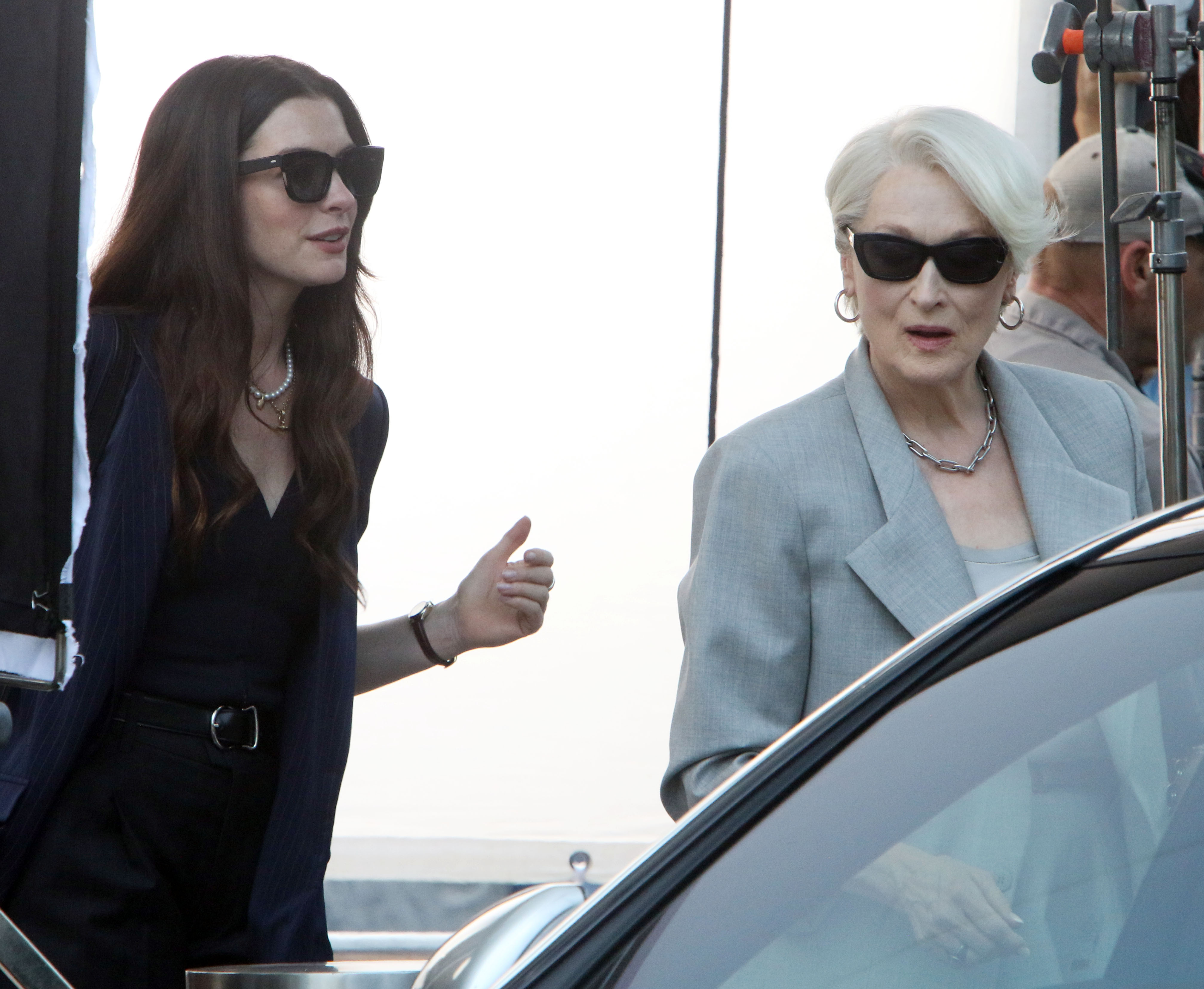  20年過去，安海瑟薇（左）依然只能跟著梅莉史翠普（右）後頭接旨。（東方IC）