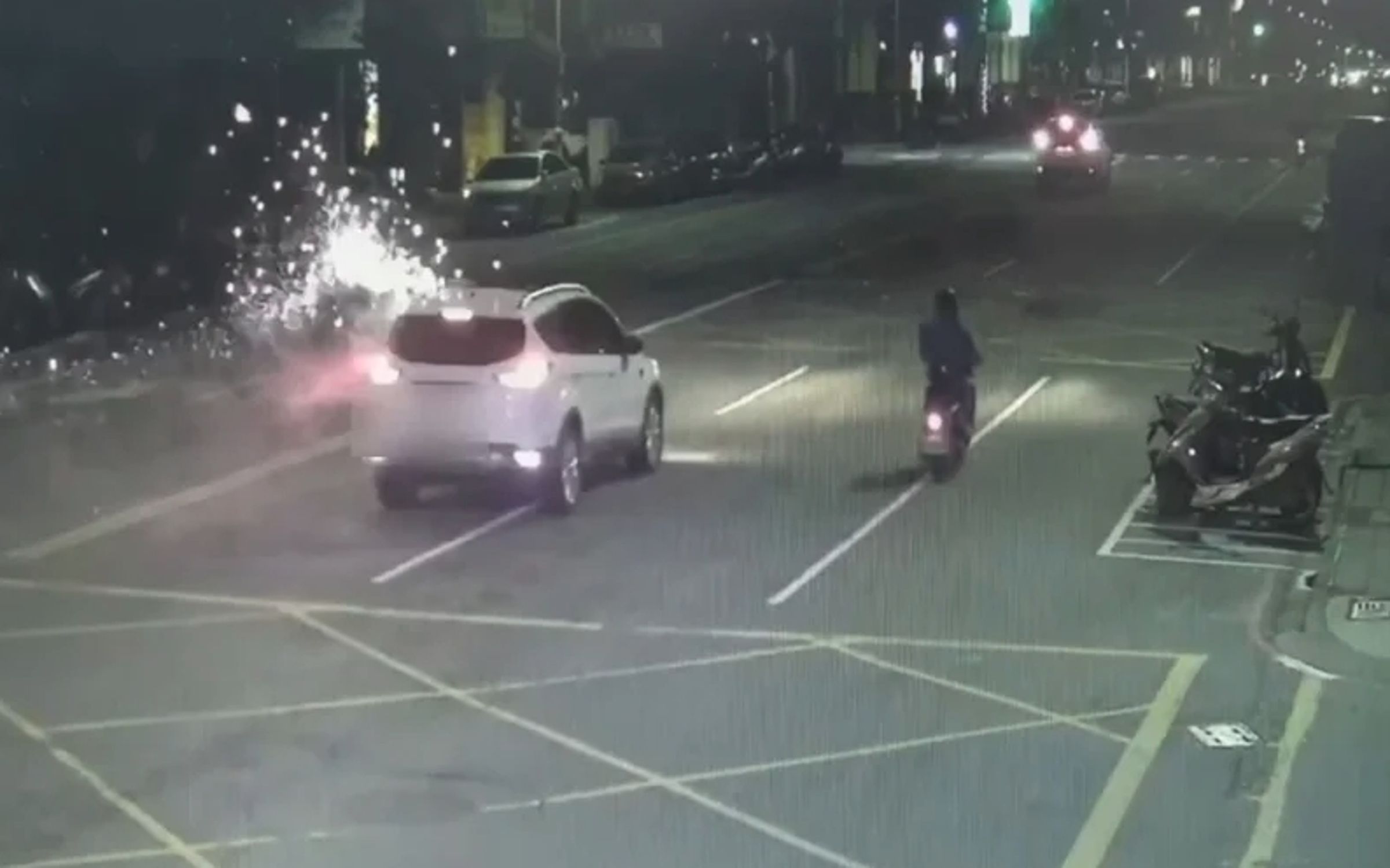 高雄苓雅區清晨驚見白色轎車邊開車邊放仙女棒,警方鎖定駕駛人,恐面臨最高15萬元罰鍰。(翻攝畫面)