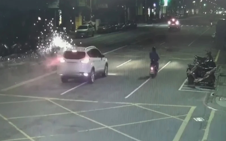 高雄苓雅區清晨驚見白色轎車邊開車邊放仙女棒，警方鎖定駕駛人，恐面臨最高15萬元罰鍰。（翻攝畫面）