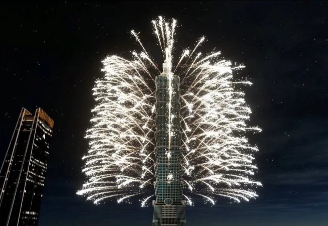 台北跨年晚會的101煙火，將吸引數10萬人齊聚倒數，加上週邊有天后蔡依林演唱會，北市警為疏導，公布交管措施，圖為2026跨年煙火模擬動畫預告。（台北101提供）