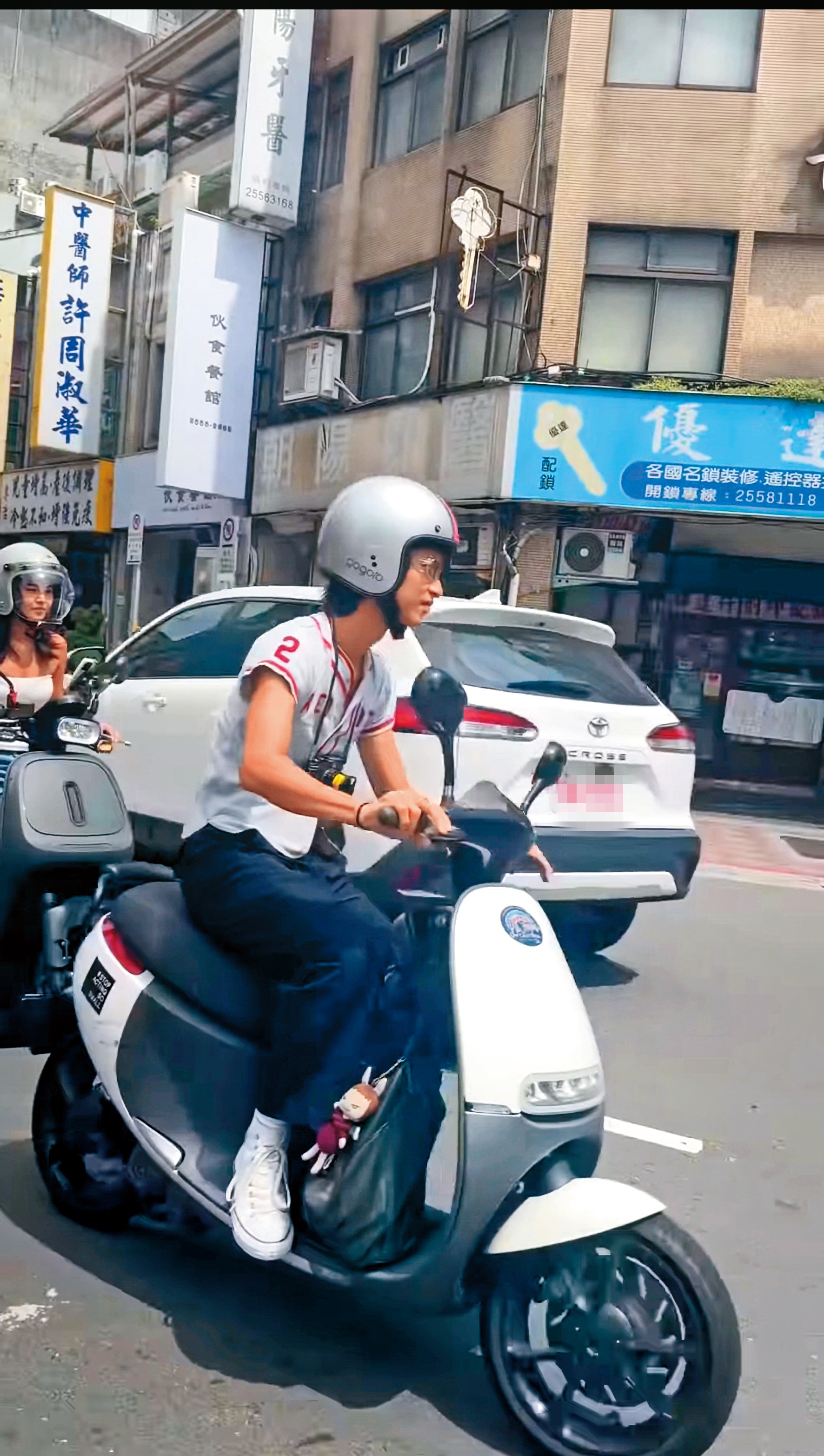 Ian（右）在跟魏如萱認愛後，又跟若盈（左）去咖啡廳談情，兩人騎著摩托車在路上被大批網友直擊。（翻攝自ShellyFu Threads）
