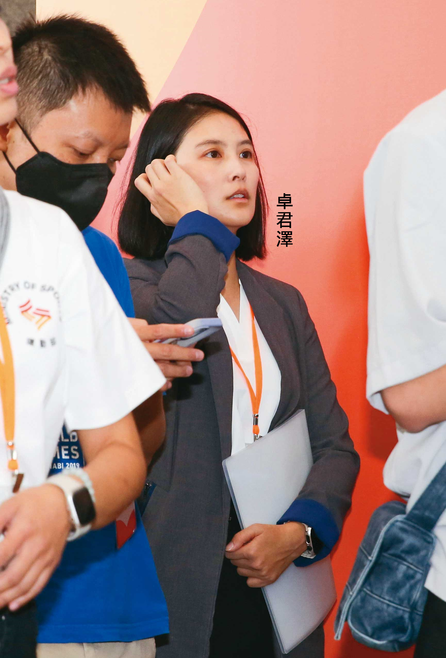 李洋用人有一套哲學，找來體育記者出身的美女主播卓君澤出任辦公室簡任視察，負責媒體輿情。（鏡報董孟航）