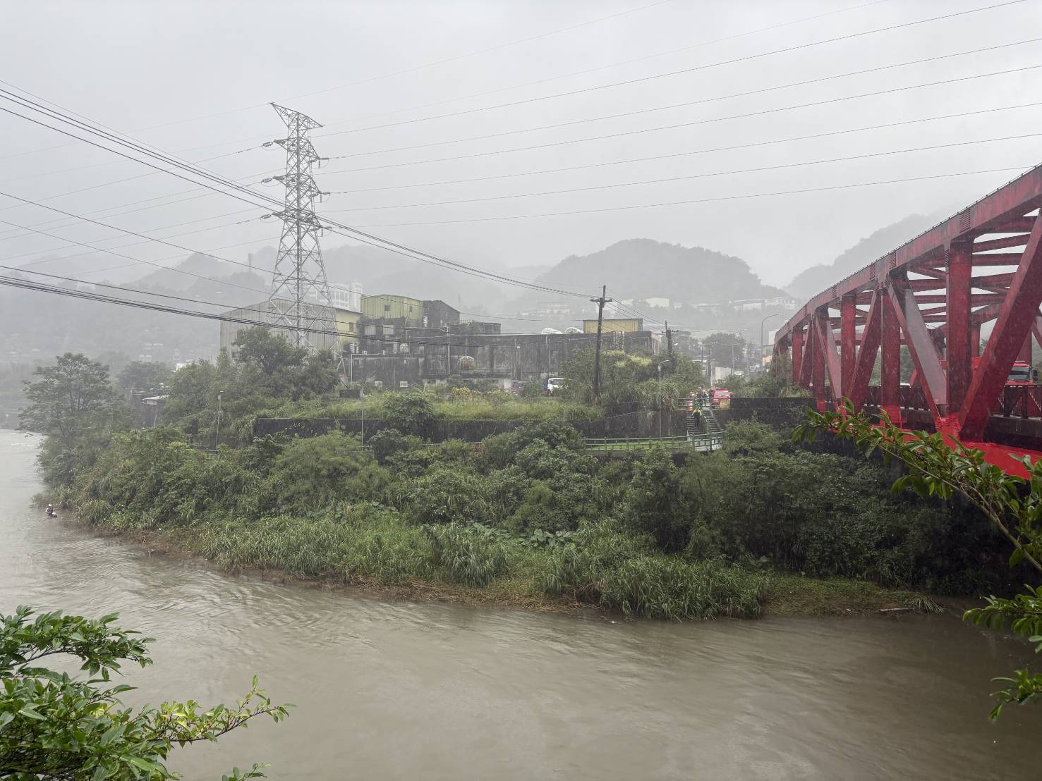 新北「女子墜河漂5公里至下游」，急送醫搶救仍不治。（翻攝畫面）