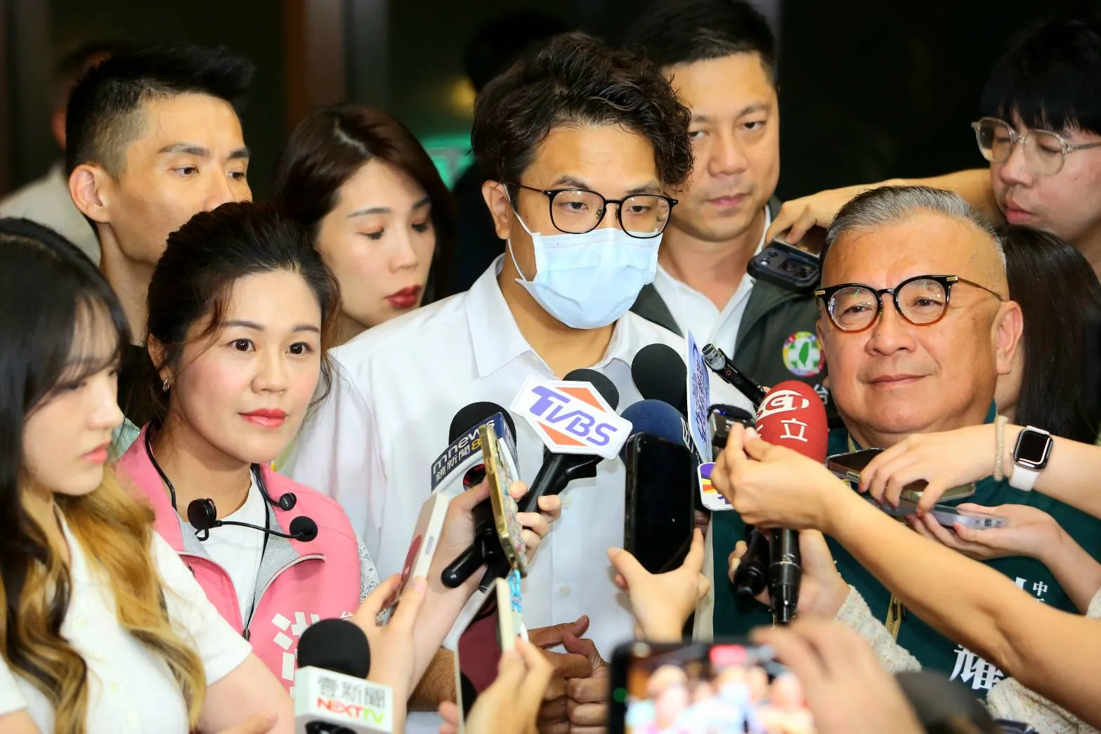 沈伯洋發燒仍照辦「市長，你給我聽好了！」　戴口罩站肥皂箱還唱「生日快樂」