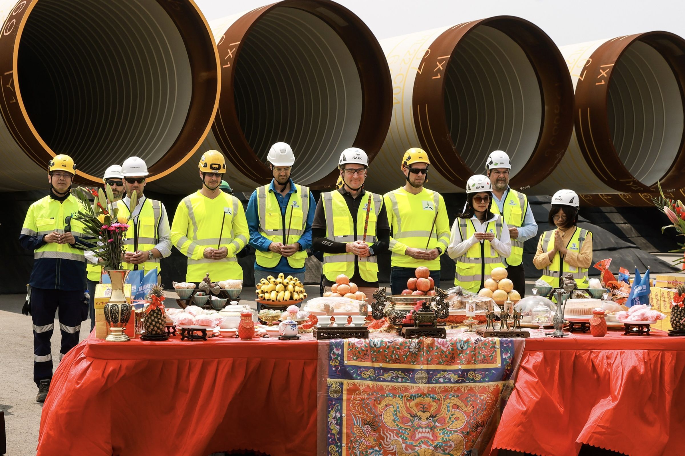 海龍離岸風電計畫今日舉行開工祈福儀式,將以台船環海的「環海翡翠輪」作為主力安裝船,在彰化外海展開第一階段建置作業。(海龍計畫提供)