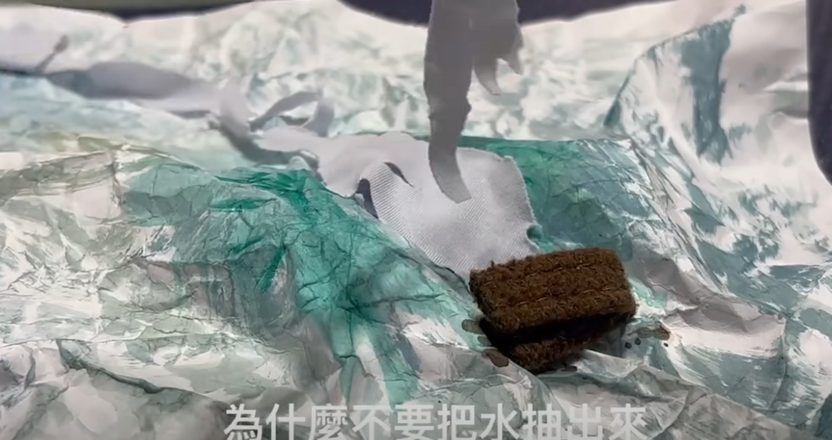 專家比對堰塞湖結構，說明破壩不可行原因。（翻攝自臉書／林業及自然保育署 ）