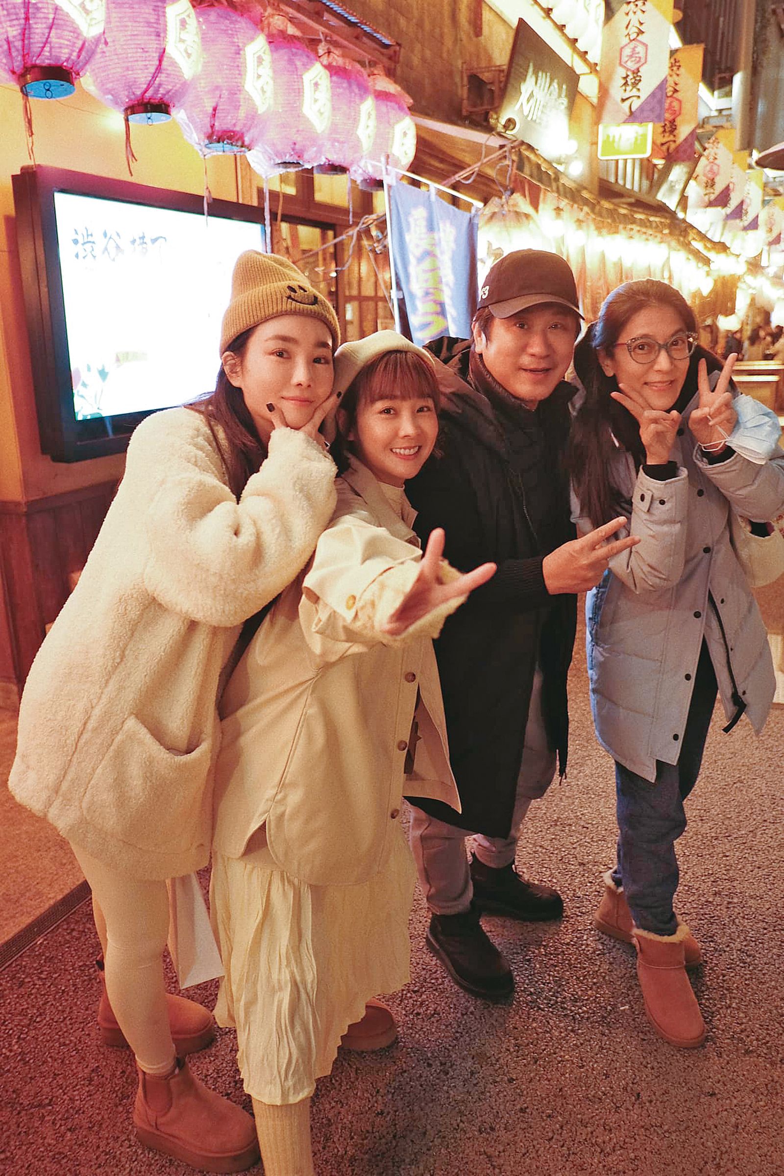 2023年籃籃（左二）和舒子晨（左一）旅遊東京時，發現胡瓜（右二）和老婆丁柔安（右一）也在，特地製造巧遇。（翻攝自籃籃臉書）
