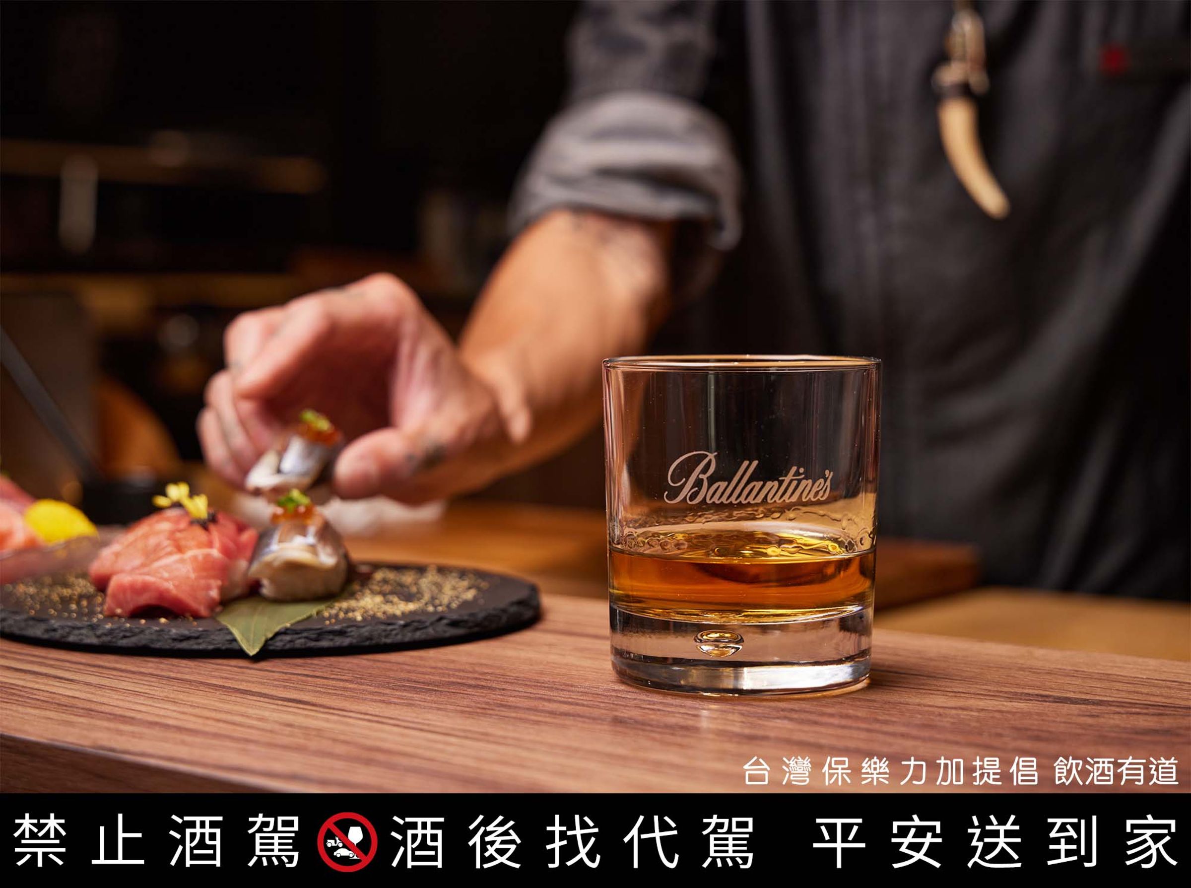 「新．老饕百饗時光」嚴選全台名店，「明燒肉」是為高雄著名精品燒肉，活體海鮮割烹料理凝聚海味，最適宜搭配百齡罈17年，能讓豐沛的鮮味更加立體有層次。