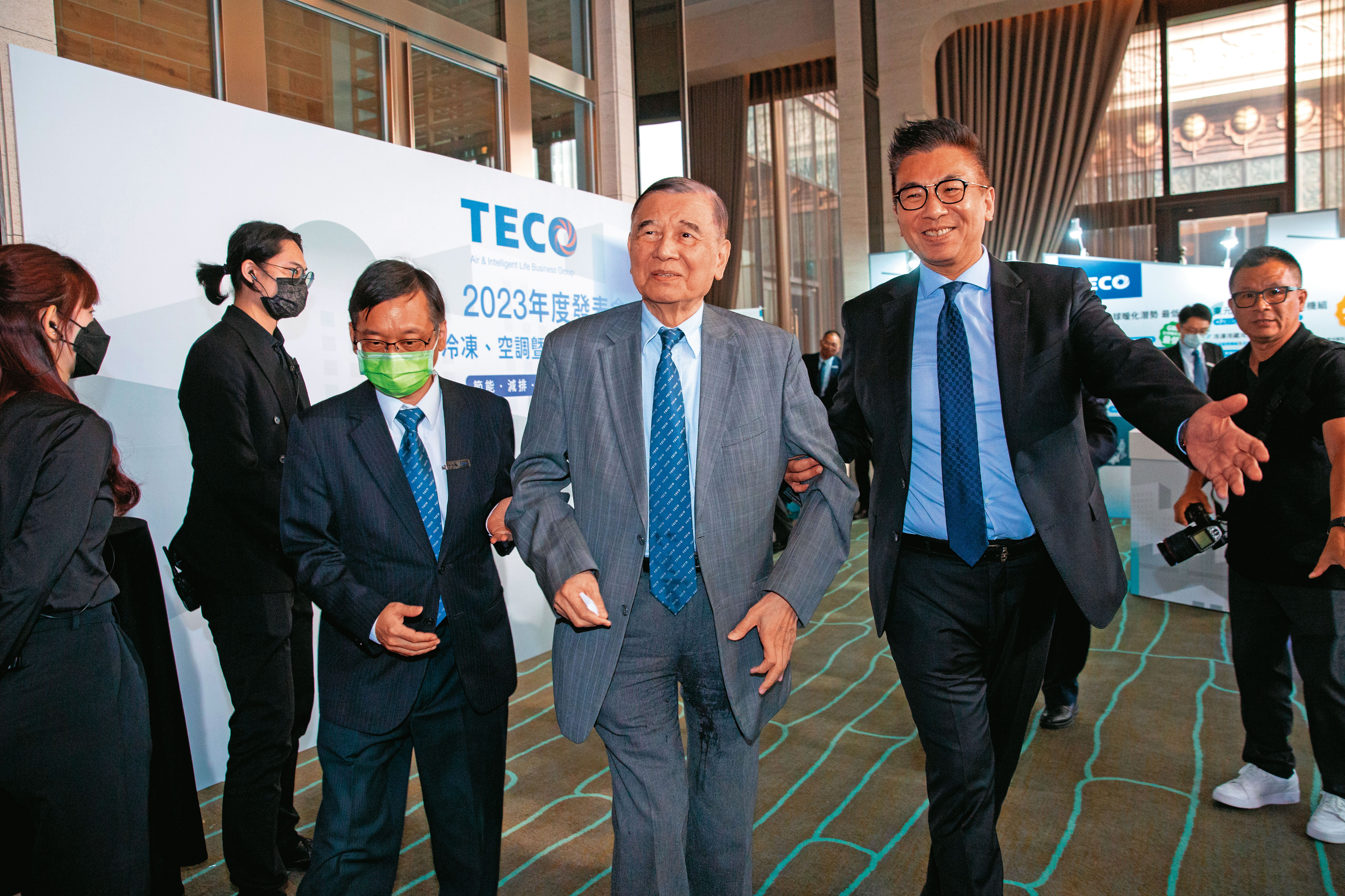 黃茂雄（右2）今年已高齡85歲，卻苦無適合接班東元的人選。