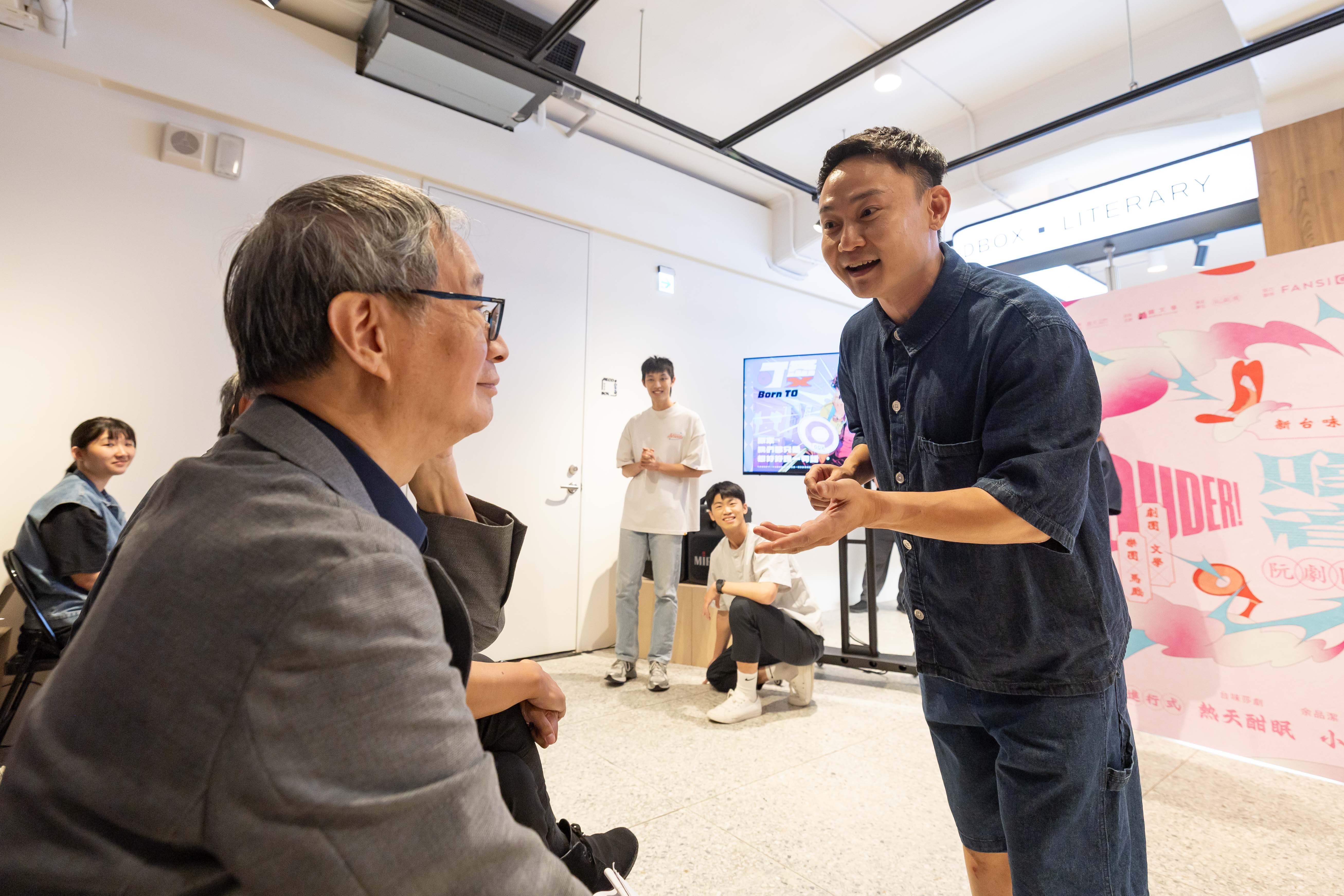 文化部長李遠出席記者會,期待結合台語、文學、設計跨域構成的戲劇作品,能讓在地文化走向國際。(攝影/林政億)