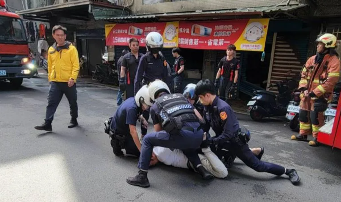 賴男持刀追砍參與搶救的孫姓消防員，遭警方當場制伏。（翻攝畫面）
