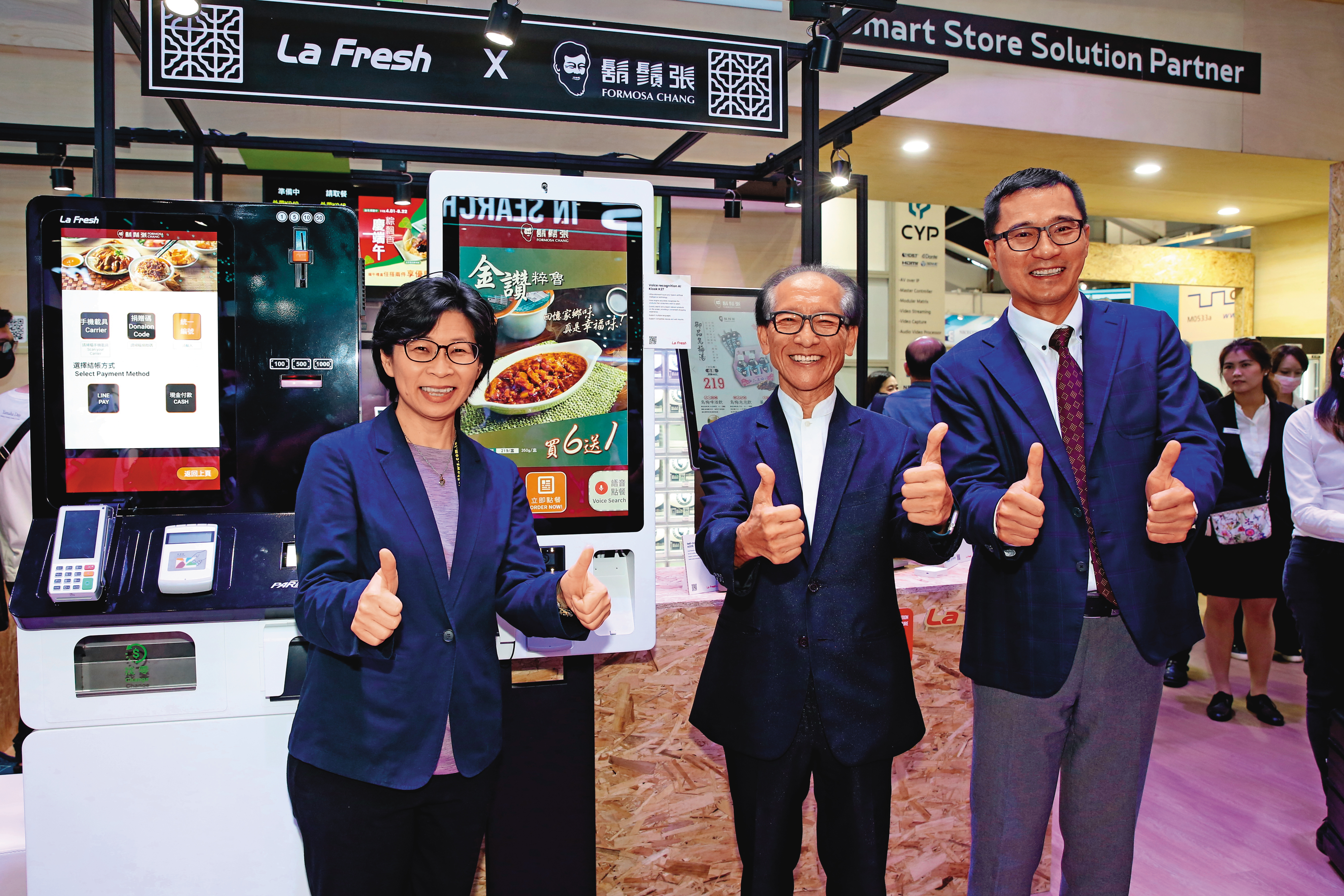 益欣資訊與拍檔科技強強聯手，陸續拿下鬍鬚張等餐飲連鎖業者的自助點餐機等訂單。（由左至右為益欣執行長康惠媚、鬍鬚張會長張永昌、拍檔總經理王保鋅）