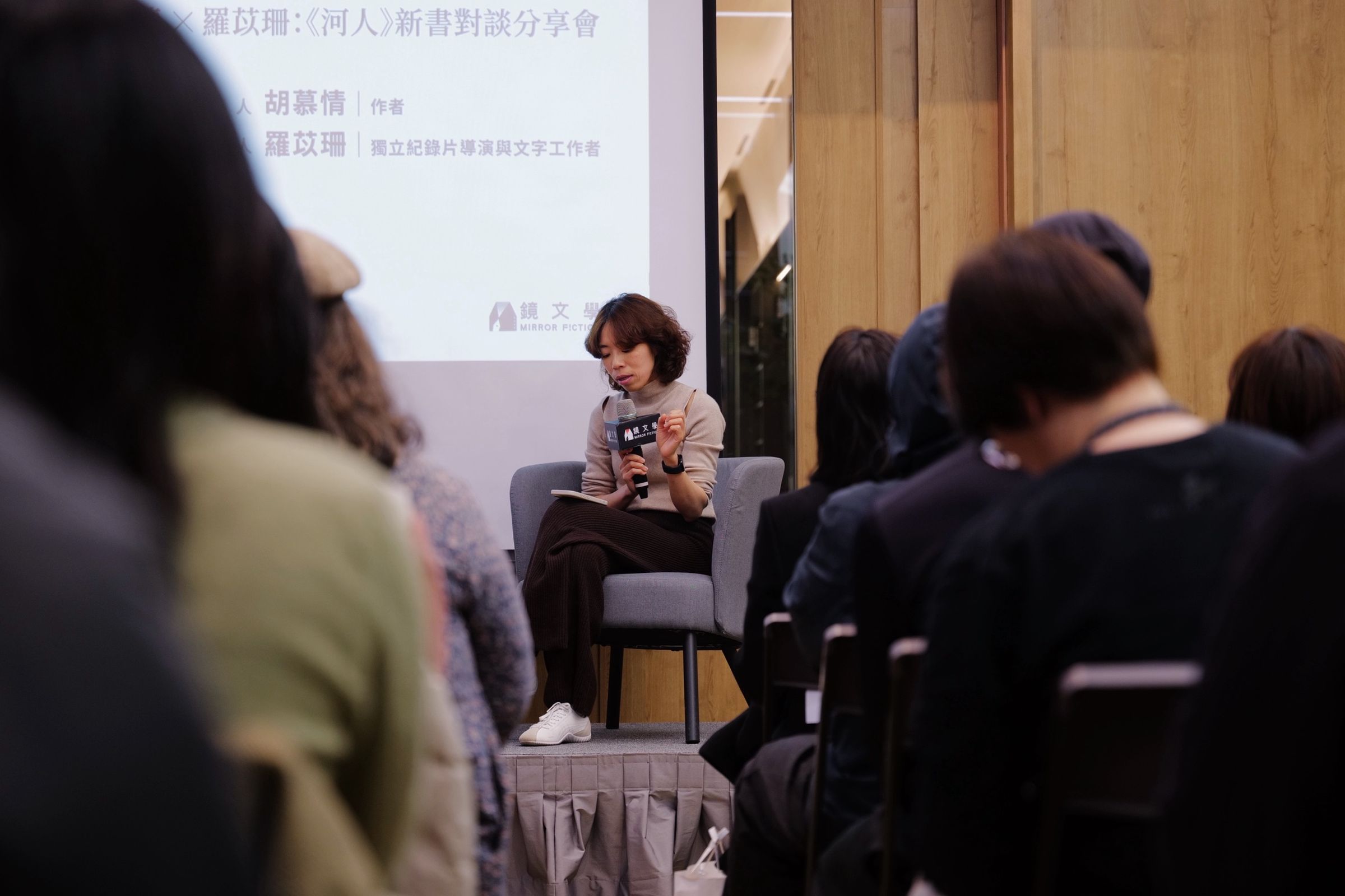 鏡文學文化組記者胡慕情耗時兩年，以紮實田調、多方採訪，更甚親身成為溪降者，只為重構飛龍瀑布重大山難的救援過程。（圖／鏡文學提供）