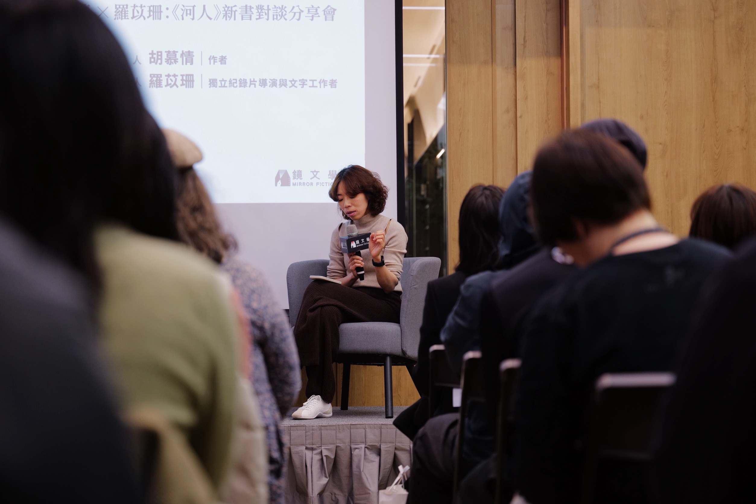 鏡文學文化組記者胡慕情耗時兩年，以紮實田調、多方採訪，更甚親身成為溪降者，只為重構飛龍瀑布重大山難的救援過程。（圖／鏡文學提供）