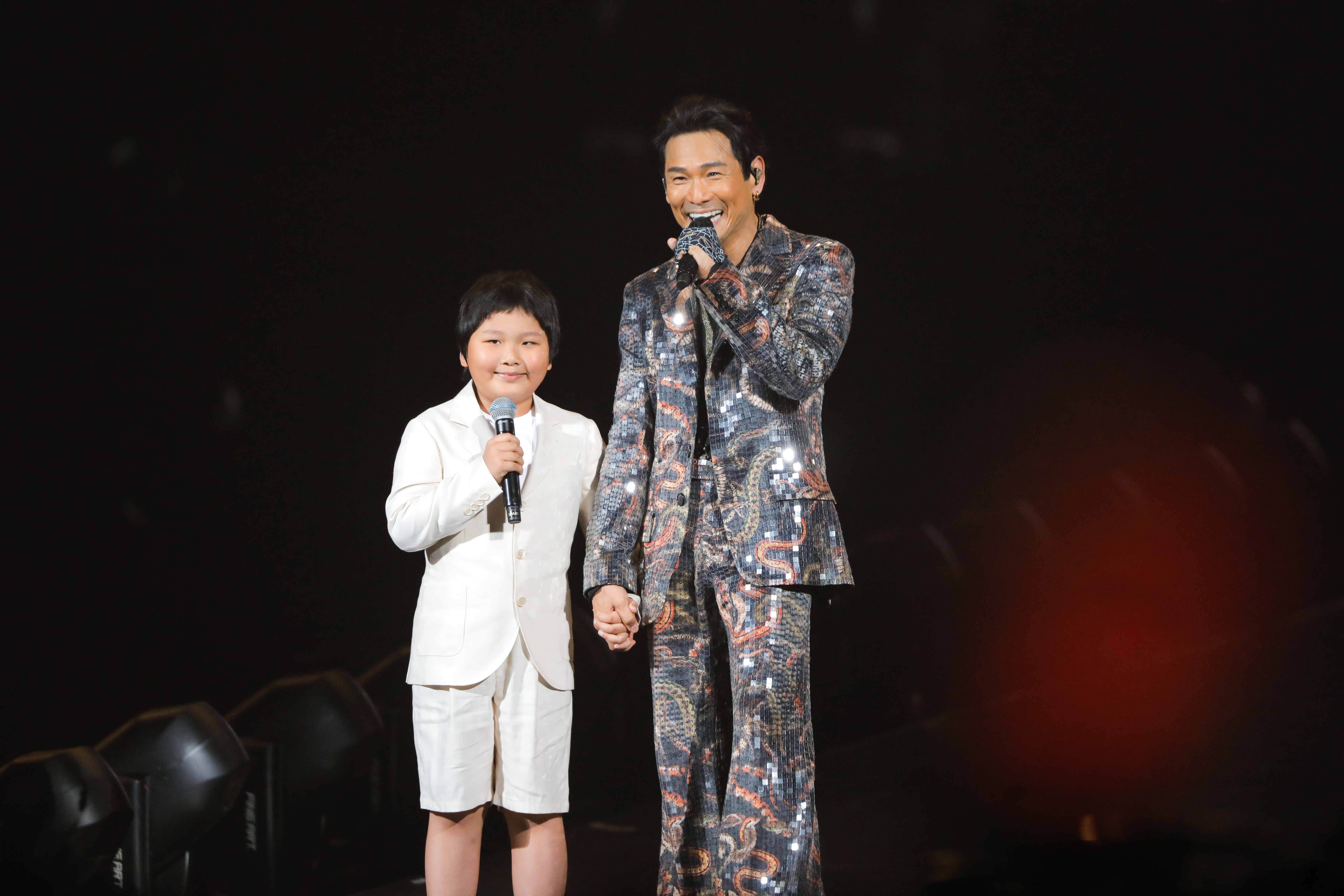 杜德偉介紹兒子AJ,「今年7歲,有時候算6歲,我也搞不清楚。」果然是爸爸無誤。