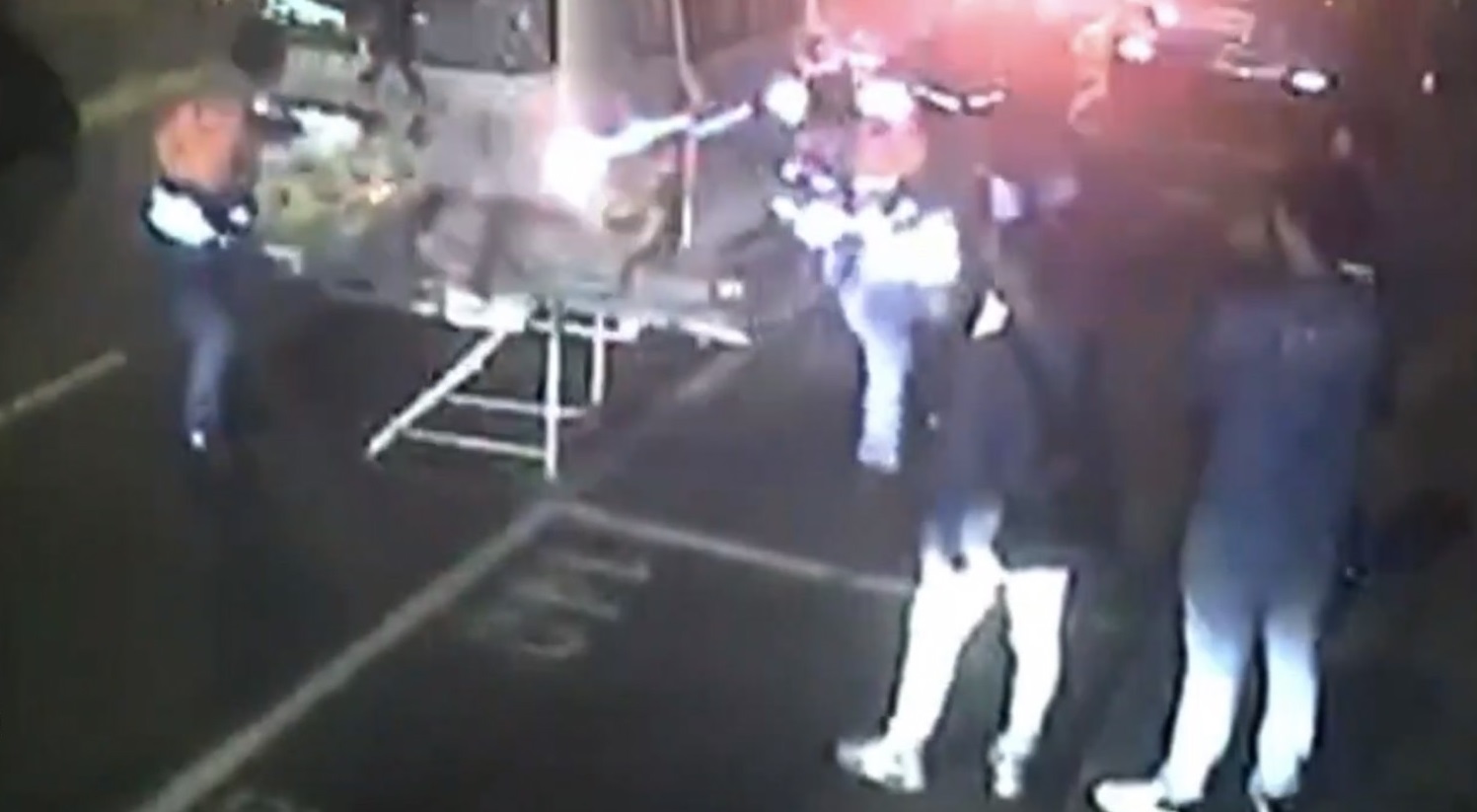 李男中刀被緊急送醫。（翻攝畫面）