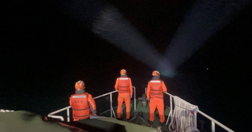 國軍與海巡單位持續於花蓮外海及岸際展開多日搜救行動，盼釐清F-16飛官辛柏毅行蹤。（海巡署艦隊分署第六海巡隊提供）