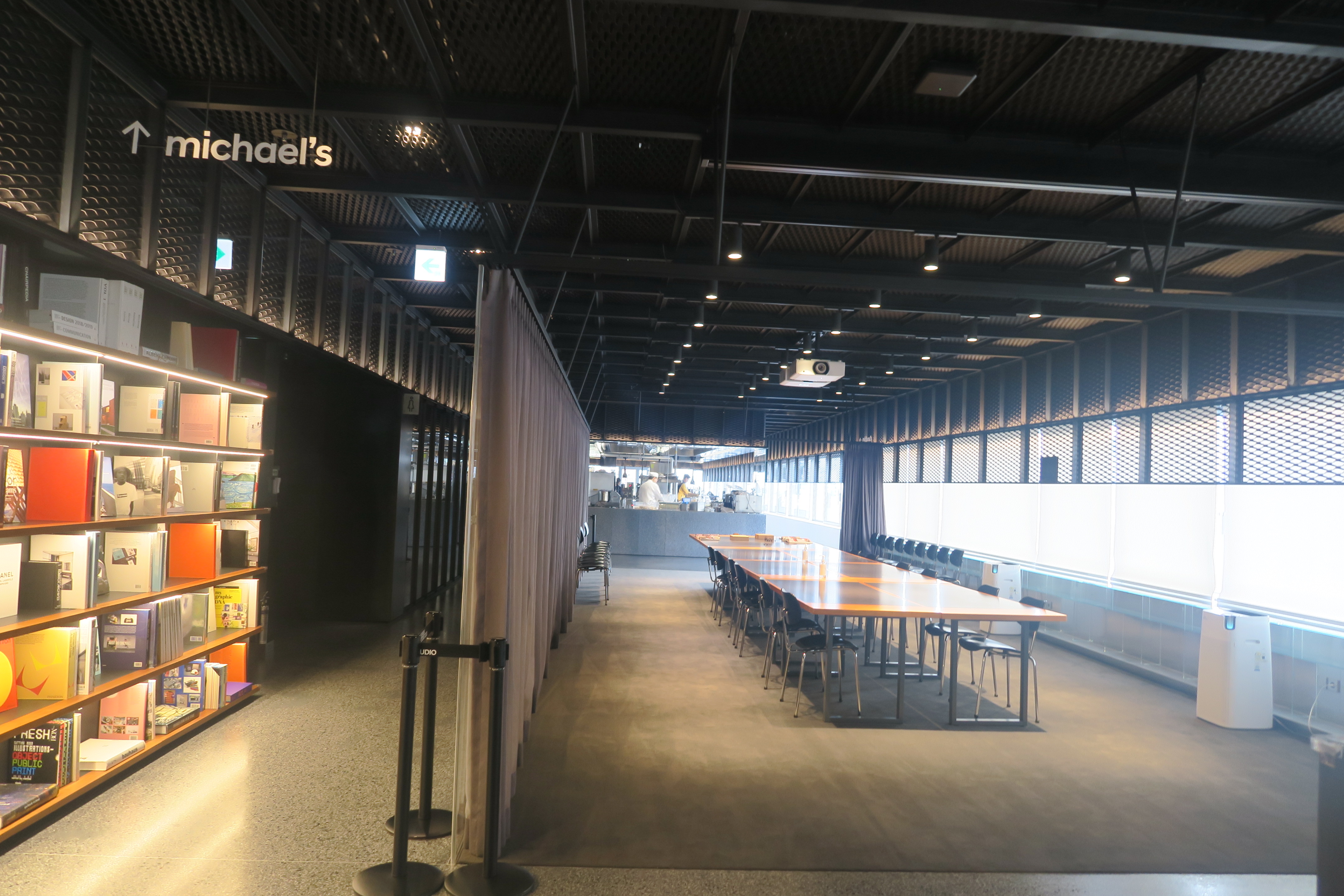 展場4樓是一個體驗工作坊，牆面上展示許多設計相關書籍。