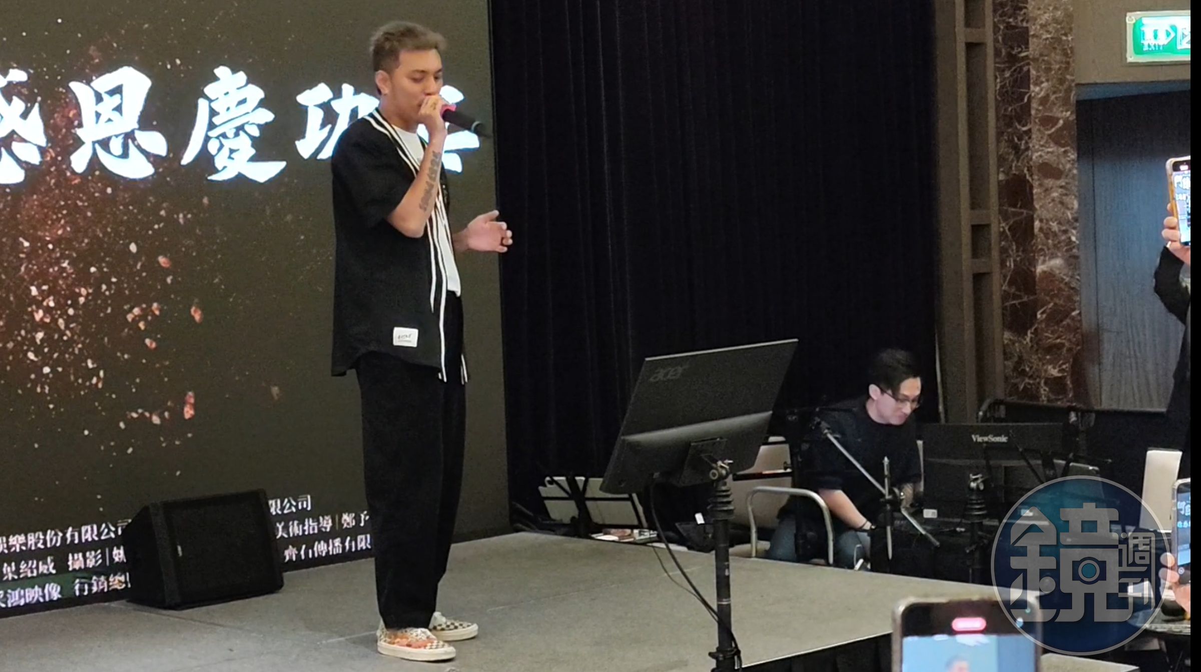 潘俊佳被cue上台唱歌，2首MP魔幻力量的金曲〈射手〉〈我還是愛著你〉把場子炒得超熱。