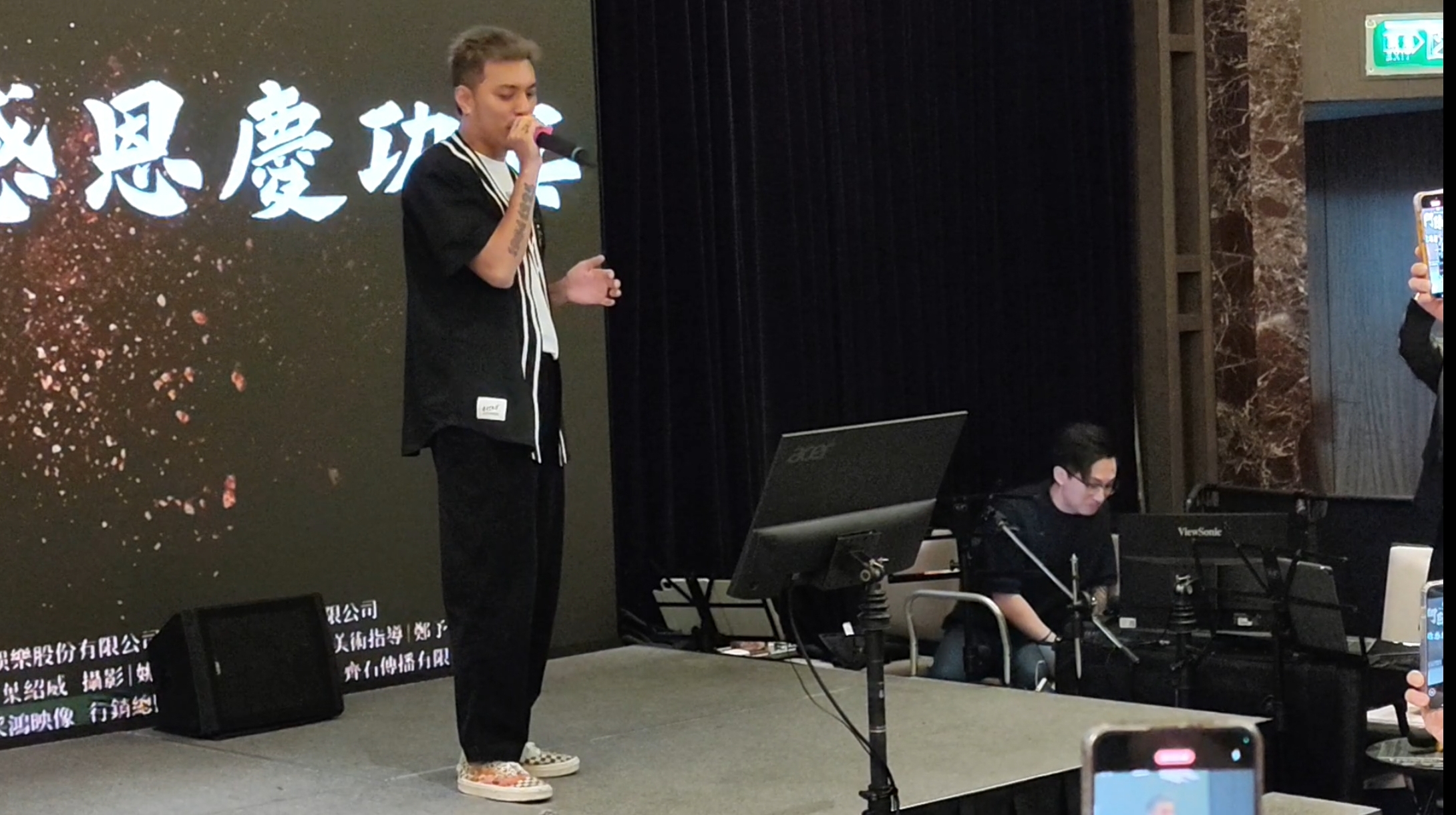 潘俊佳被cue上台唱歌，2首MP魔幻力量的金曲〈射手〉〈我還是愛著你〉把場子炒得超熱。