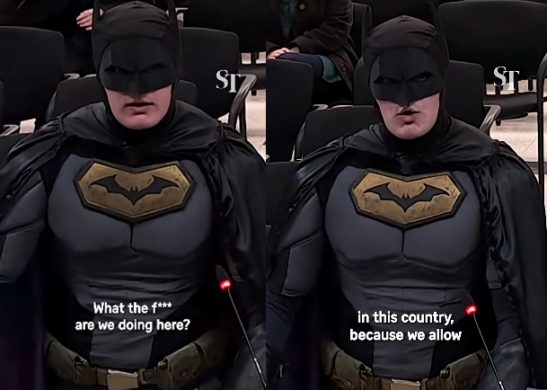 一名男子打扮成蝙蝠俠的樣子，走進議會拍桌抗議。（翻攝自YouTube頻道@straitstimesonline）