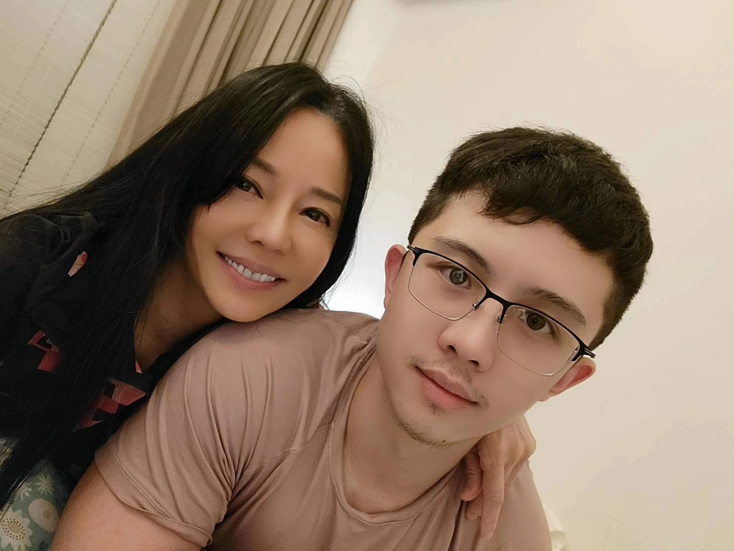 孫安佐涉案遭羈押禁見，有部分網友認為孫安佐變這樣，是被狄鶯寵出來的。（翻攝自狄鶯臉書）