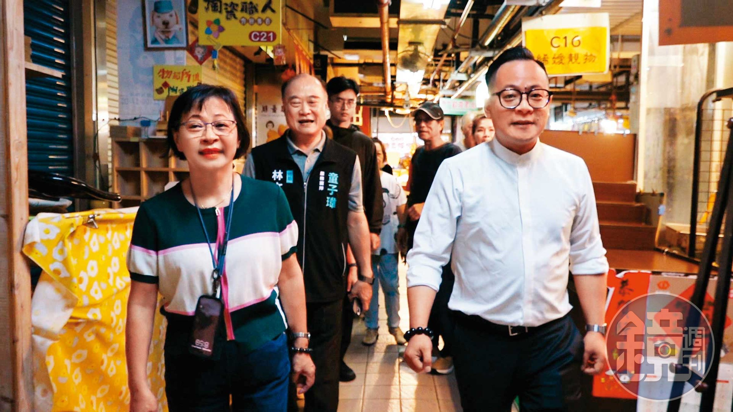這天童子瑋(前右)到仁愛市場拜票,母親(前左)也陪同。(蕭伯欽攝)