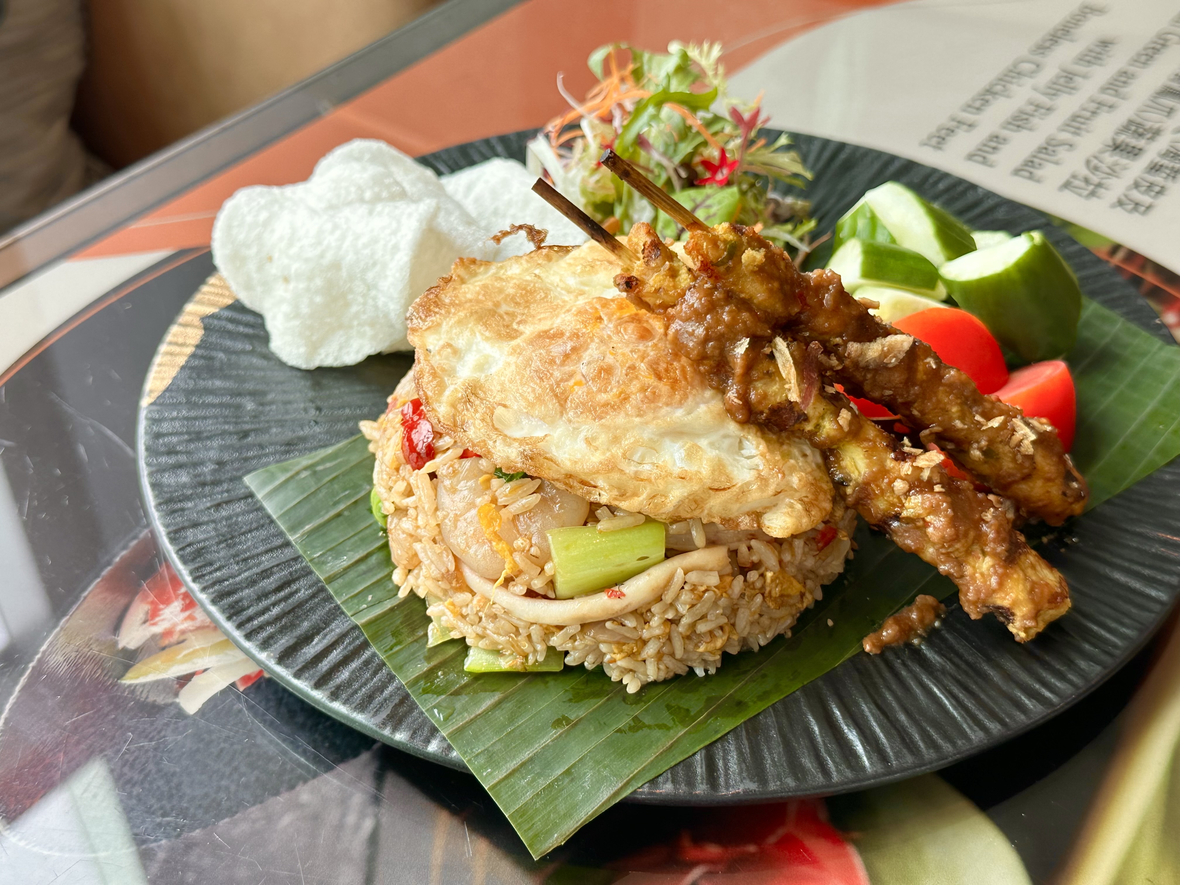 「印尼海鮮炒飯佐雞肉沙嗲」米飯顆顆分明有鑊氣，還有甜醬油的香味。（480元／份）
