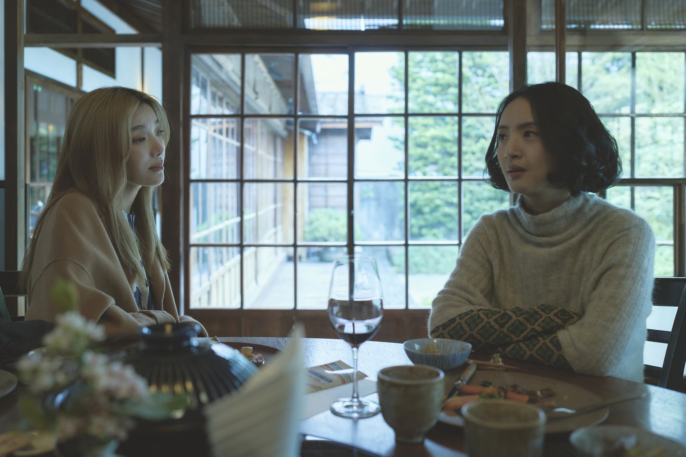 林依晨(右)、蔡淑臻(左)兩位金鐘視后對手戲讓人拭目以待。(公視、MyVideo提供)