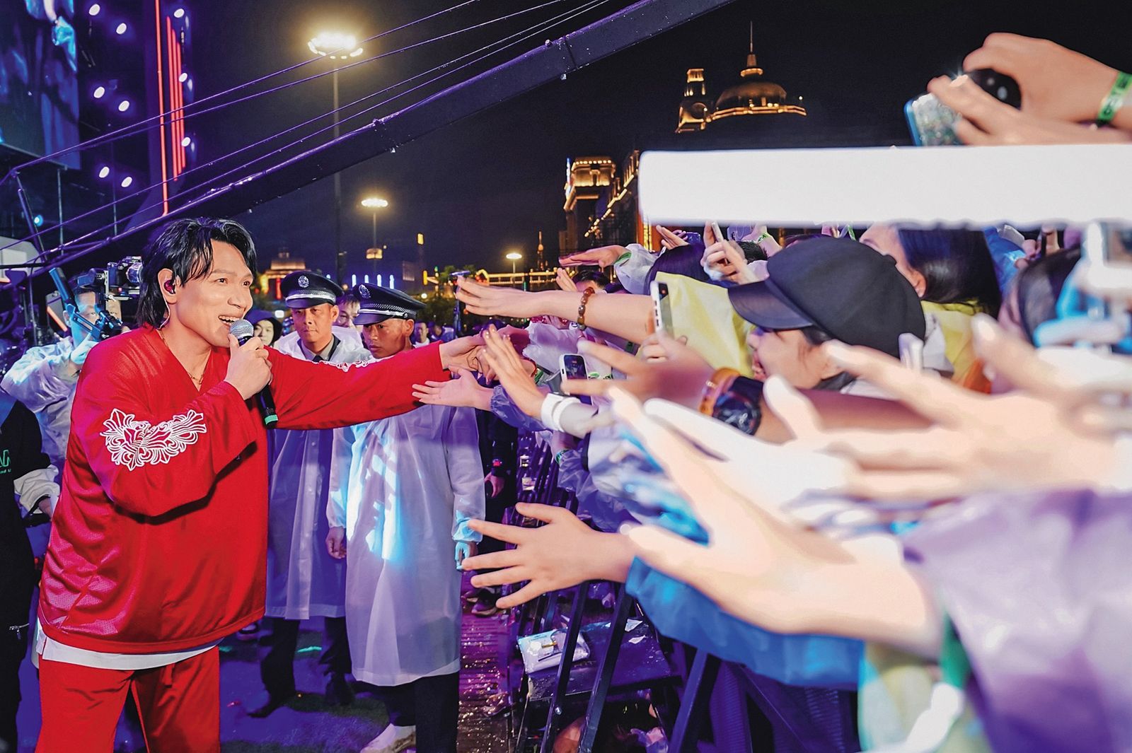 楊宗緯以苦情歌聲獲得廣泛認識，唱紅成名曲〈洋蔥〉。（翻攝自橫店影視城官方微博）