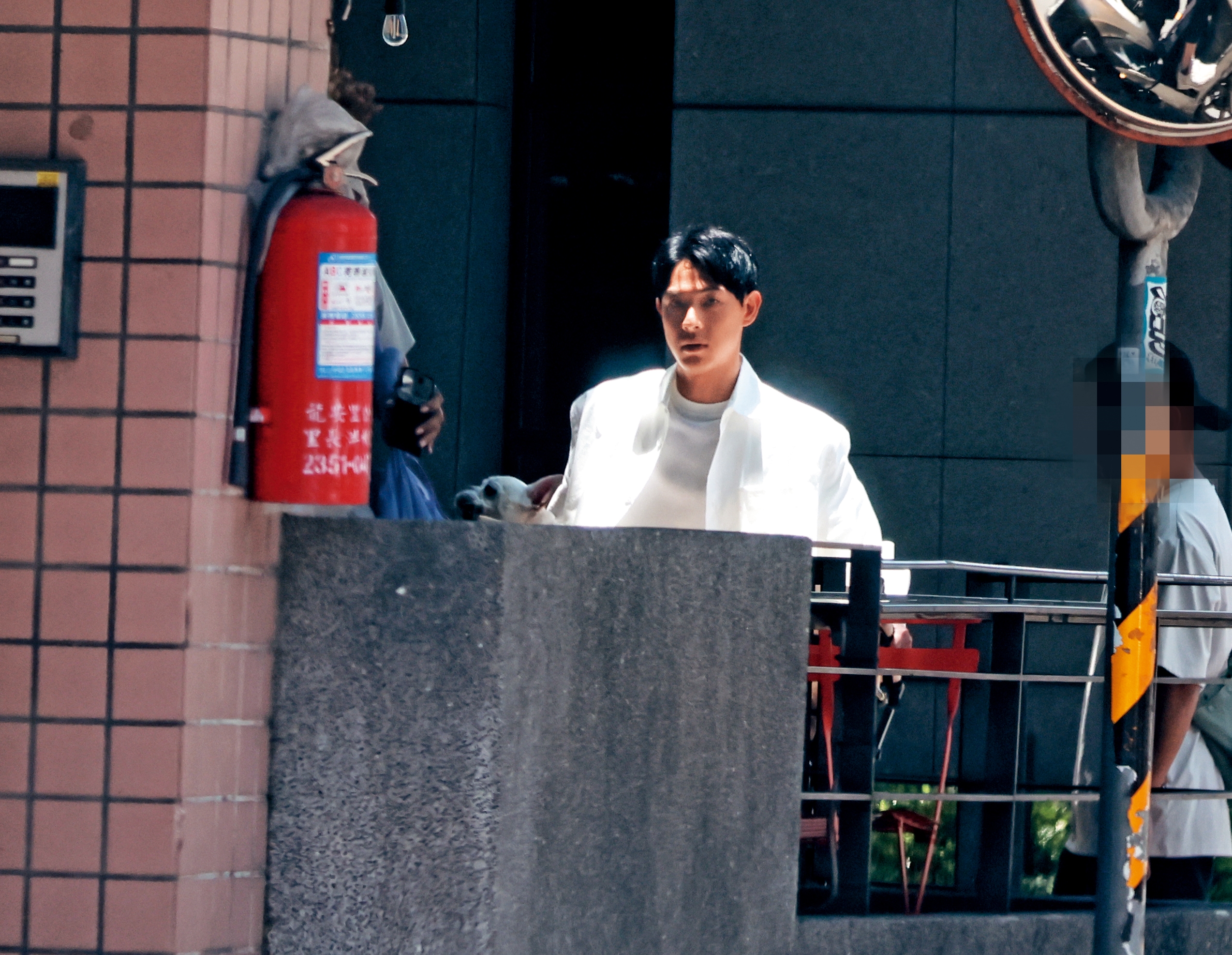 7/2 11：44 登記結束後，連晨翔（左）和劉品言在台北青田街的小館宴請親友。