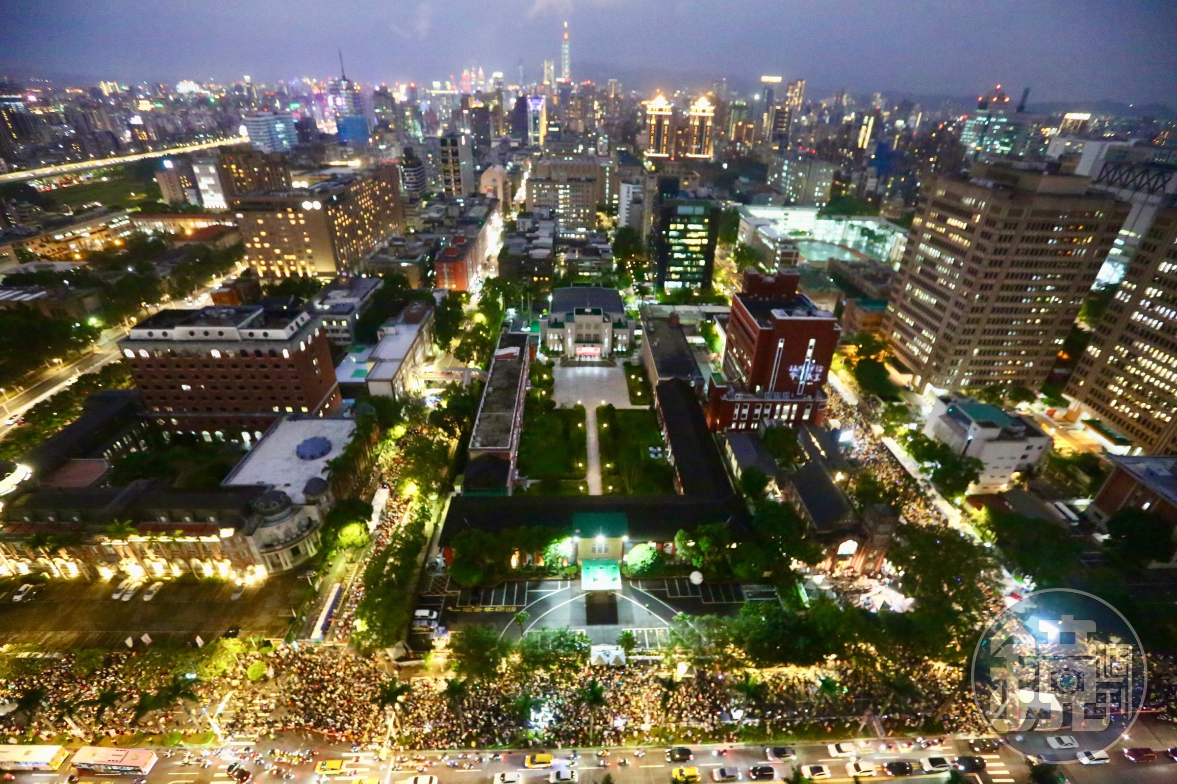 昨日民眾依舊聚集在立法院外，抗議國會擴權法案。