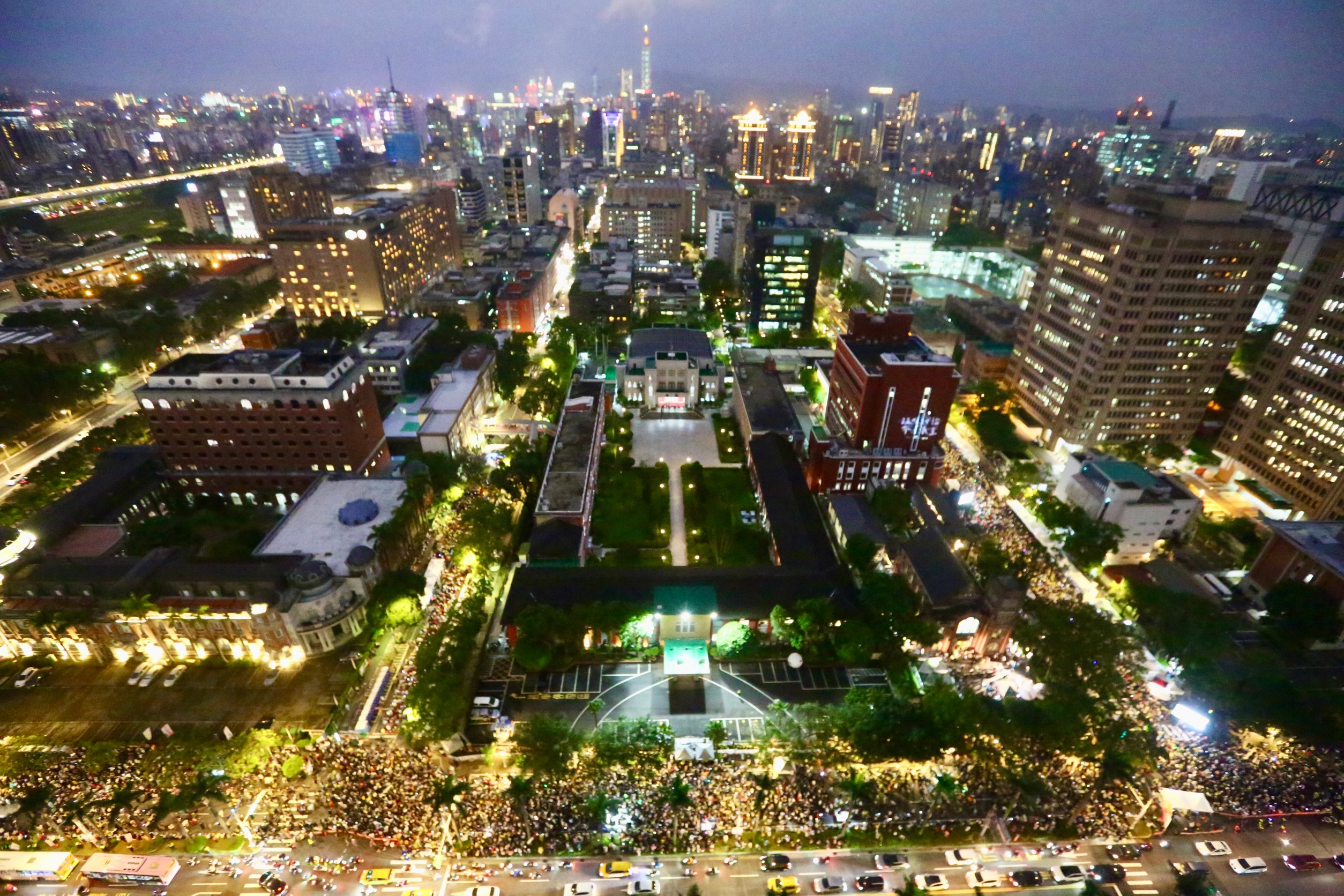 昨日民眾依舊聚集在立法院外,抗議國會擴權法案。