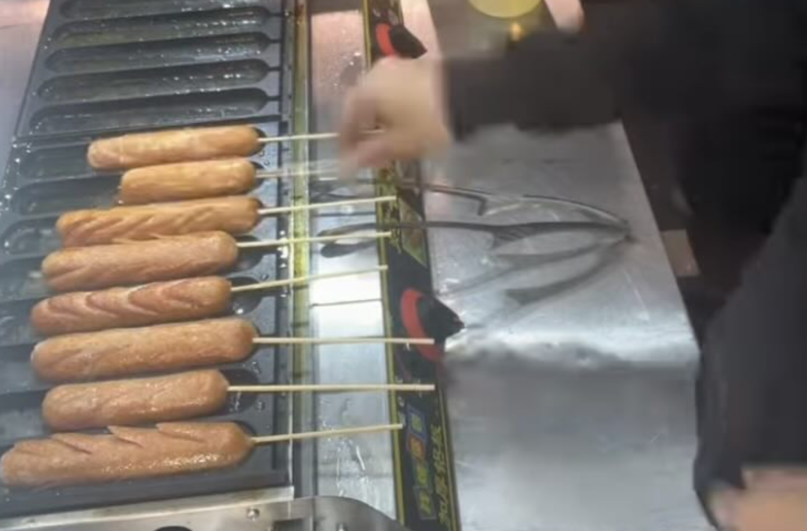 台北市饒河夜市近日有間攤販販售「澱粉腸」，業者自爆產品未送驗，在Threads、IG都遭到炎上。（翻攝自Threads）