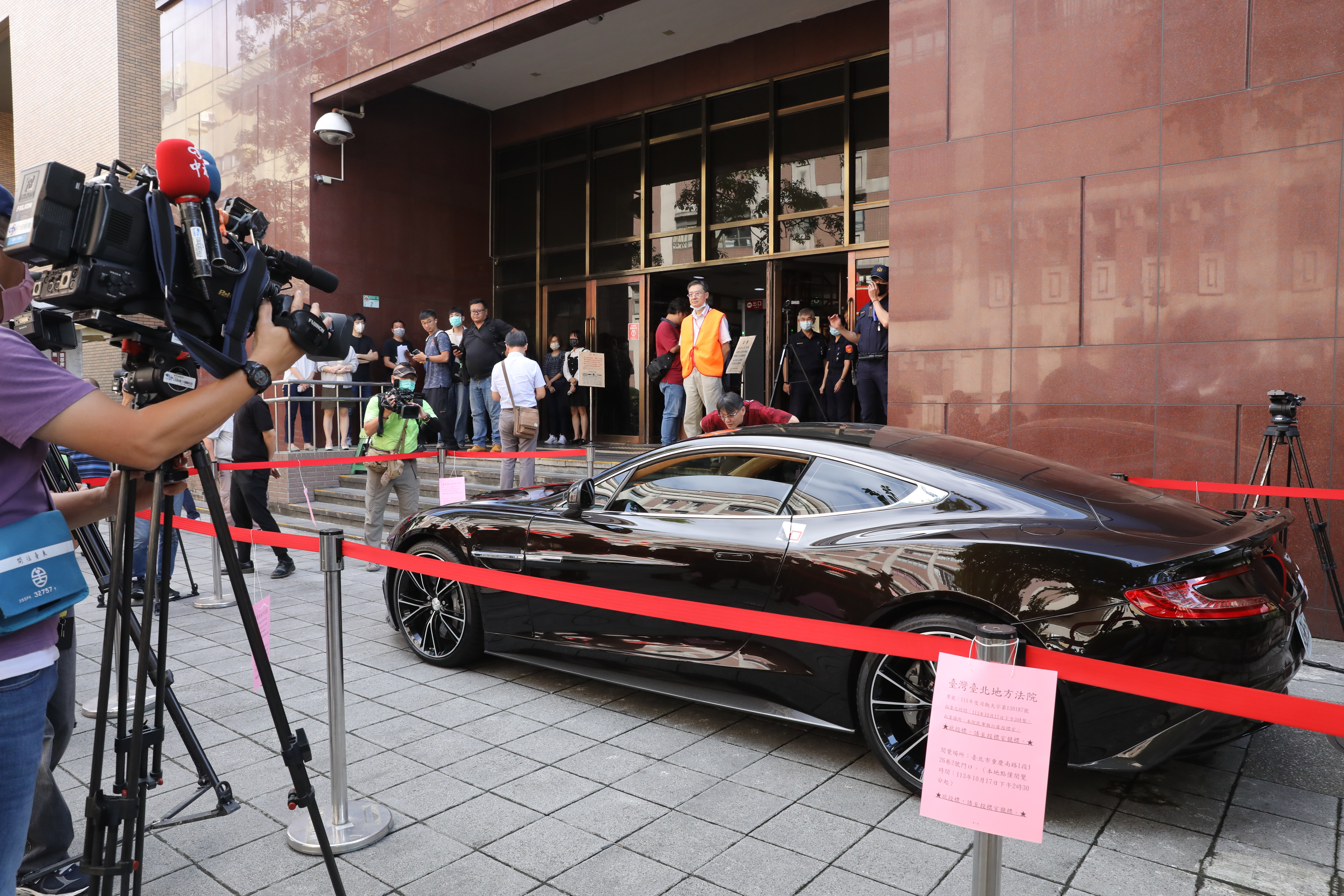 大S與汪小菲昔日的ASTON MARTIN愛車，新車價1,680萬元，不過今遭法拍。