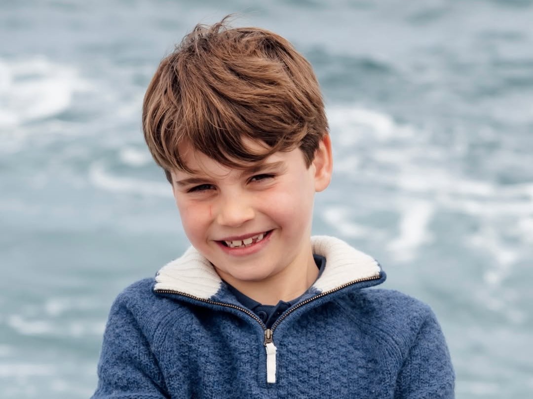 路易王子過8歲生日，全新肖像是在小船上拍攝。（翻攝princeandprincessofwales IG）